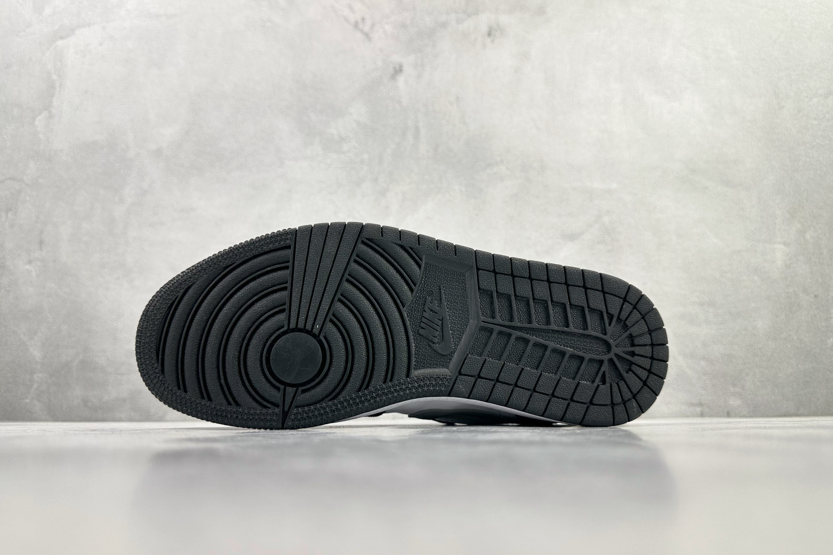 平台爆款 Jordan Air Jordan 1 low ”shadow” 黑白灰 553558-040 平台爆款 Jordan Air Jordan 1 low ”shadow” 黑白灰 553558-040