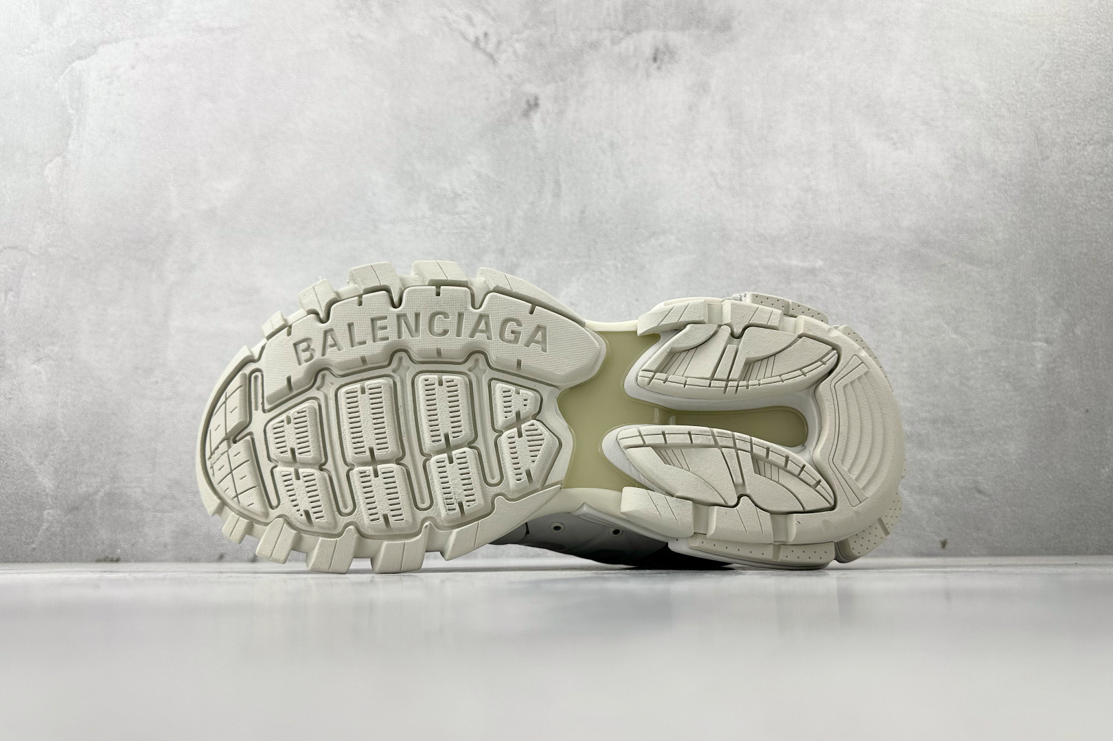 Balenciaga巴黎世家 Track 白色 542023WTRHM Balenciaga巴黎世家 Track 白色 542023WTRHM