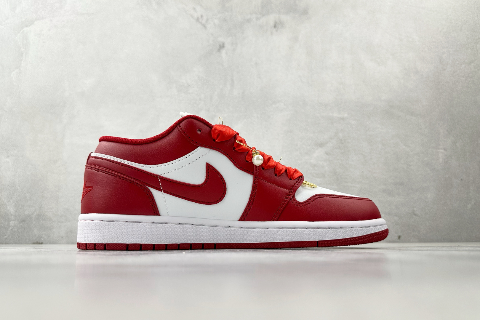 平台爆款 定制球鞋 Jordan Air Jordan 1 珠囍云阶 喜庆吉祥秀禾婚鞋 红色 553558-166 平台爆款 定制球鞋 Jordan Air Jordan 1 珠囍云阶 喜庆吉祥秀禾婚鞋 红色 553558-166