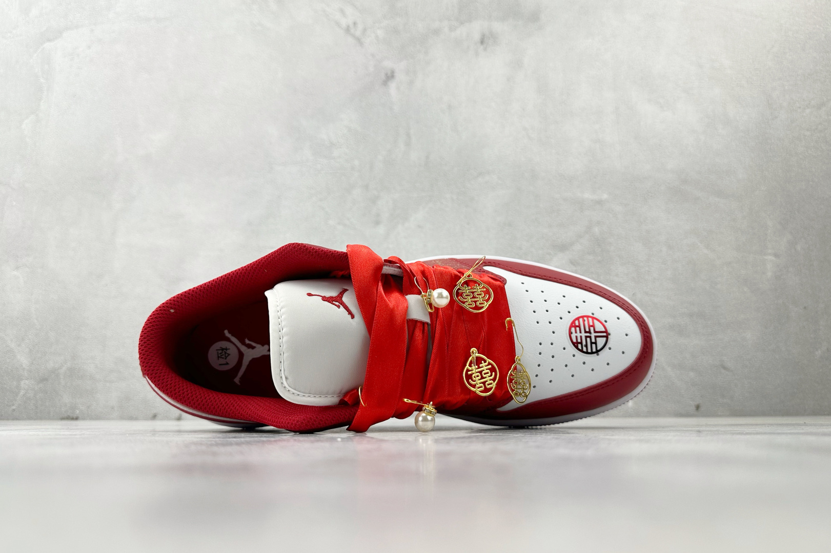 平台爆款 定制球鞋 Jordan Air Jordan 1 珠囍云阶 喜庆吉祥秀禾婚鞋 红色 553558-166 平台爆款 定制球鞋 Jordan Air Jordan 1 珠囍云阶 喜庆吉祥秀禾婚鞋 红色 553558-166