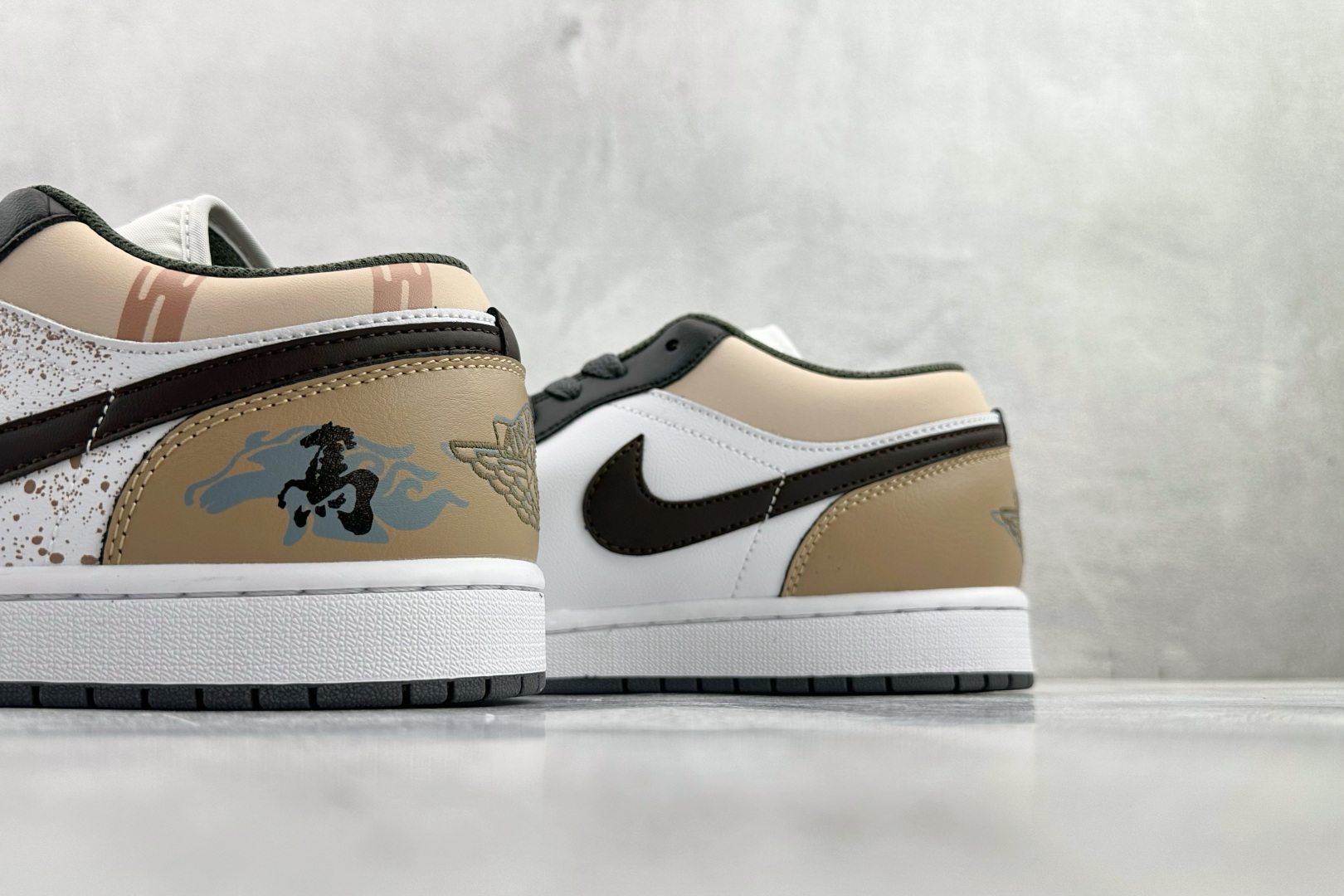 200 综合版 定制球鞋 Jordan Air Jordan 1 CNY 骏影铜章 新春 马年 黑灰 553558-152-Chinese UA Cheap High Quatity Brand Clothes Bags handbags Sneakers wholesale wholesaler seller from China Factory suppliers Fashion Clothing Shoes best Quality Beautiful Price 200 综合版 定制球鞋 Jordan Air Jordan 1 CNY 骏影铜章 新春 马年 黑灰 553558-152