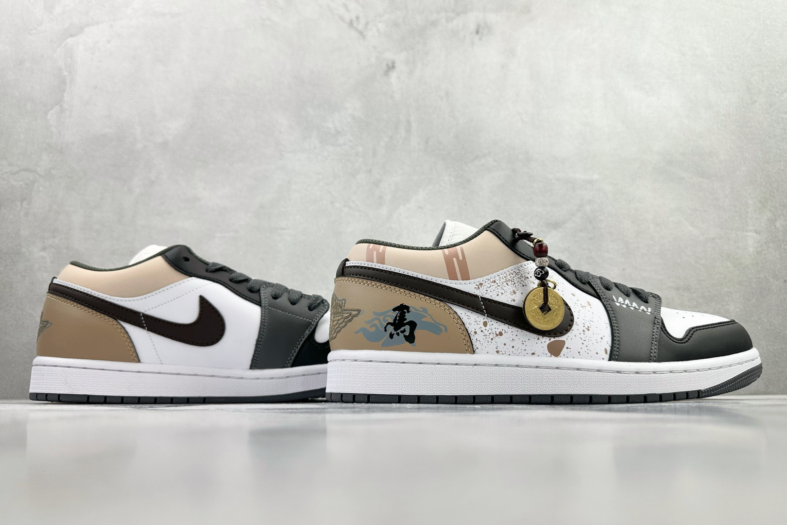 200 综合版 定制球鞋 Jordan Air Jordan 1 CNY 骏影铜章 新春 马年 黑灰 553558-152-Chinese UA Cheap High Quatity Brand Clothes Bags handbags Sneakers wholesale wholesaler seller from China Factory suppliers Fashion Clothing Shoes best Quality Beautiful Price 200 综合版 定制球鞋 Jordan Air Jordan 1 CNY 骏影铜章 新春 马年 黑灰 553558-152