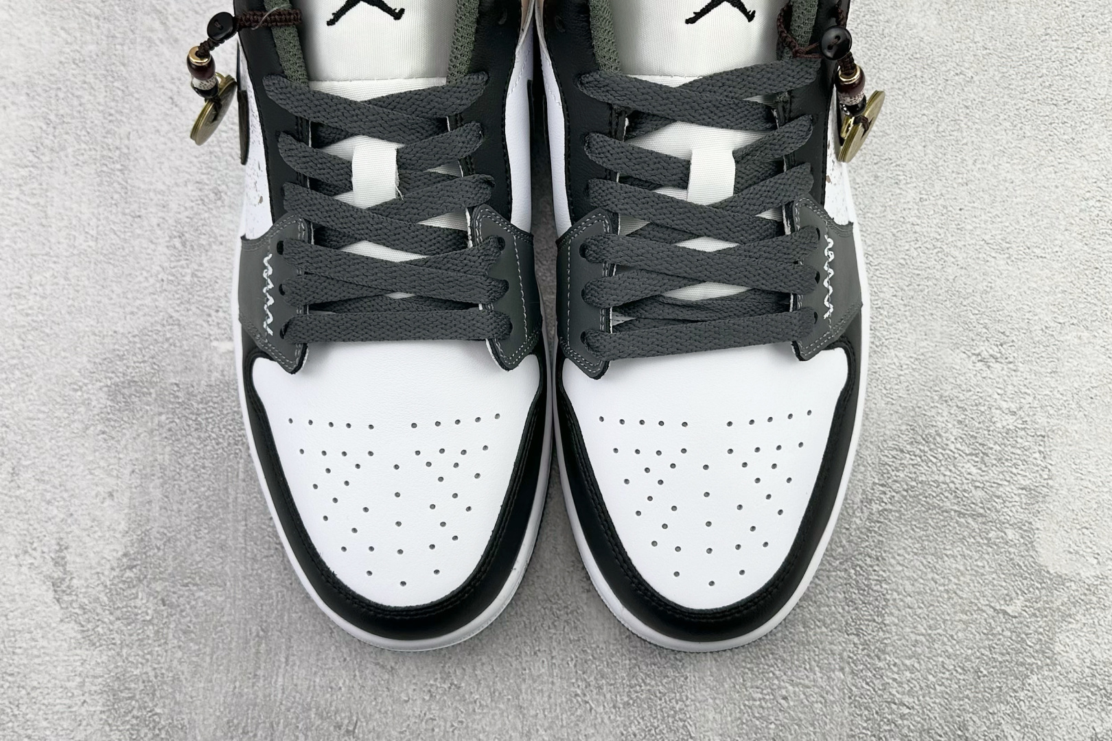 200 综合版 定制球鞋 Jordan Air Jordan 1 CNY 骏影铜章 新春 马年 黑灰 553558-152-Chinese UA Cheap High Quatity Brand Clothes Bags handbags Sneakers wholesale wholesaler seller from China Factory suppliers Fashion Clothing Shoes best Quality Beautiful Price 200 综合版 定制球鞋 Jordan Air Jordan 1 CNY 骏影铜章 新春 马年 黑灰 553558-152
