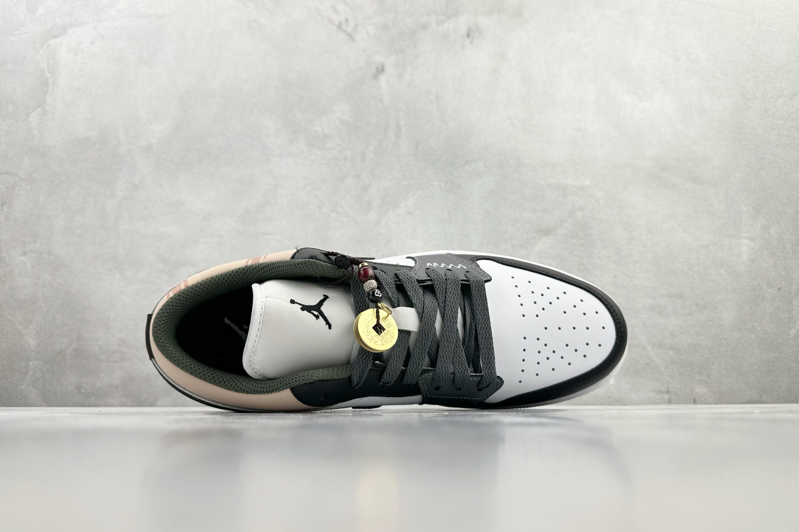 200 综合版 定制球鞋 Jordan Air Jordan 1 CNY 骏影铜章 新春 马年 黑灰 553558-152-Chinese UA Cheap High Quatity Brand Clothes Bags handbags Sneakers wholesale wholesaler seller from China Factory suppliers Fashion Clothing Shoes best Quality Beautiful Price 200 综合版 定制球鞋 Jordan Air Jordan 1 CNY 骏影铜章 新春 马年 黑灰 553558-152