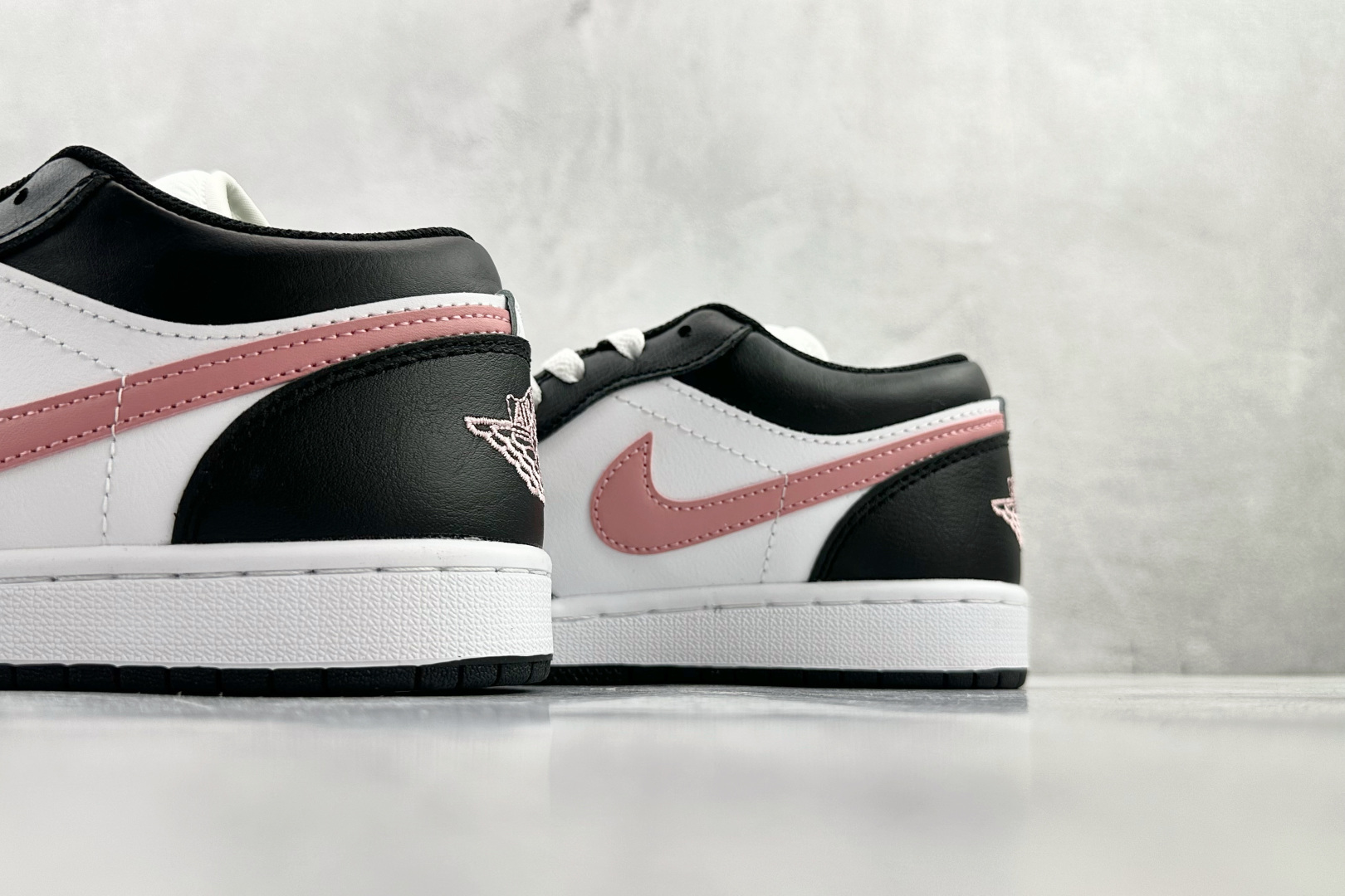 平台爆款 Jordan Air Jordan 1 黑白粉 553558-165 平台爆款 Jordan Air Jordan 1 黑白粉 553558-165