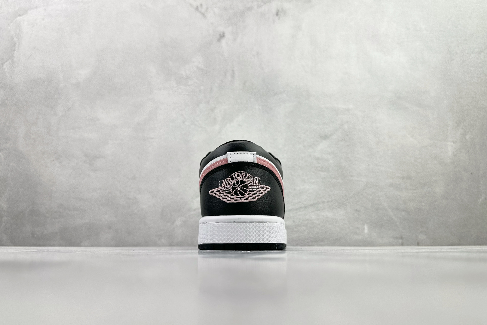 平台爆款 Jordan Air Jordan 1 黑白粉 553558-165 平台爆款 Jordan Air Jordan 1 黑白粉 553558-165