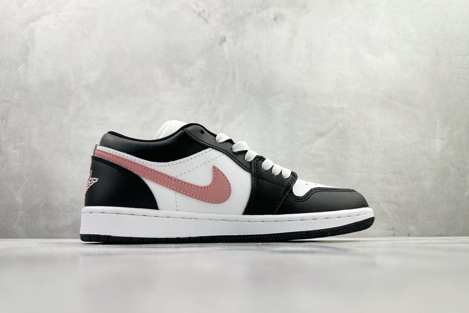 平台爆款 Jordan Air Jordan 1 黑白粉 553558-165 平台爆款 Jordan Air Jordan 1 黑白粉 553558-165