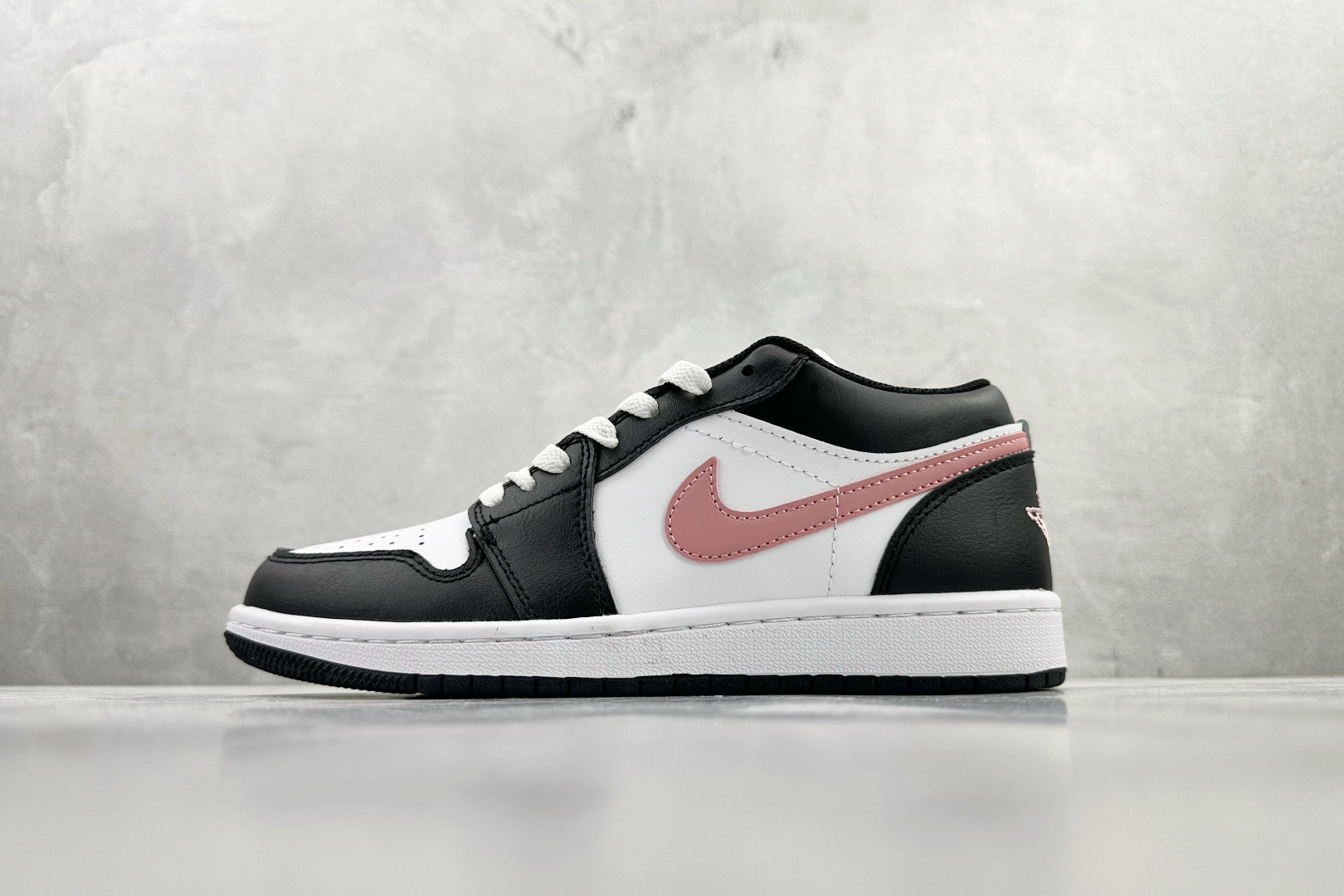平台爆款 Jordan Air Jordan 1 黑白粉 553558-165 平台爆款 Jordan Air Jordan 1 黑白粉 553558-165