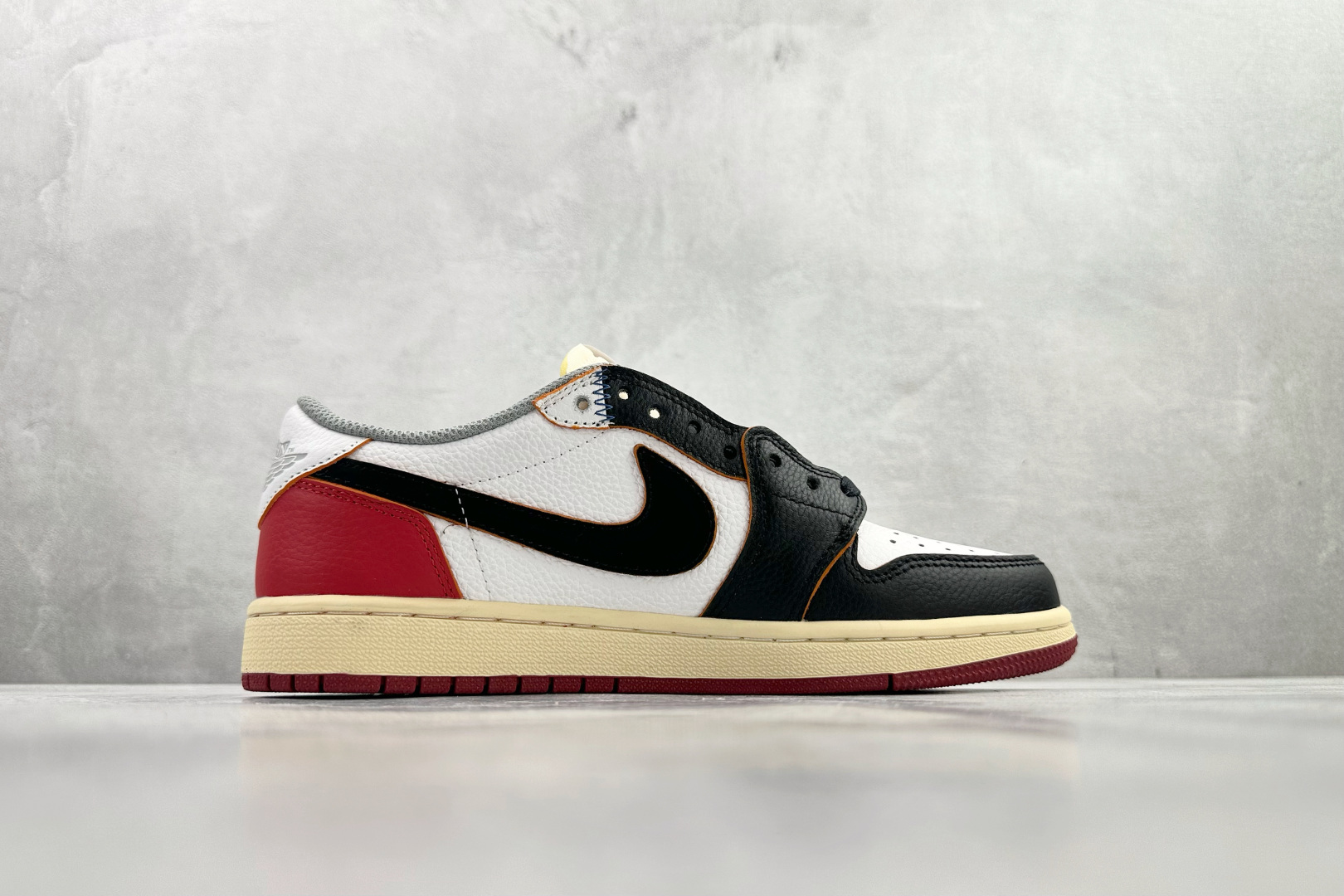 河源 【定制球鞋】Travis Scott x Jordan Air Jordan 1 黑白红货号：BV