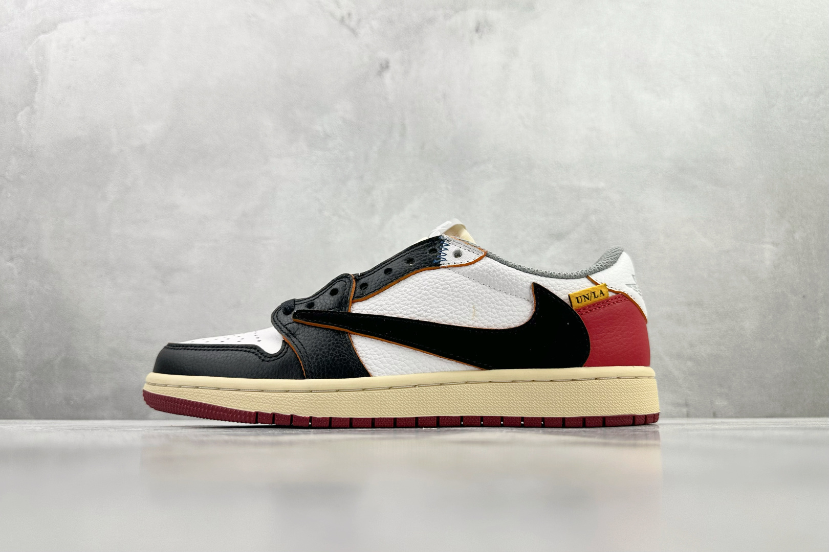 河源 【定制球鞋】Travis Scott x Jordan Air Jordan 1 黑白红货号：BV