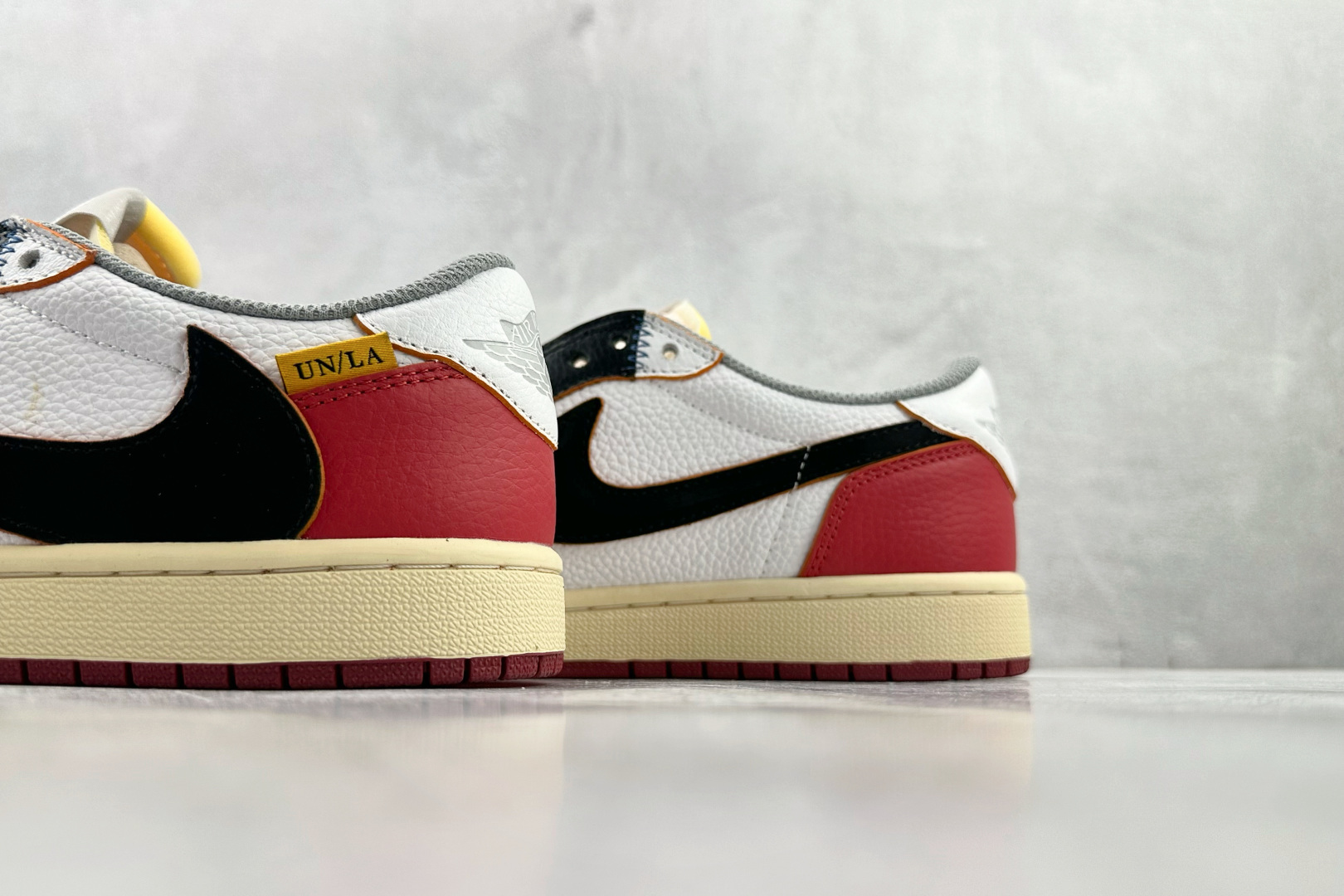 河源 【定制球鞋】Travis Scott x Jordan Air Jordan 1 黑白红货号：BV