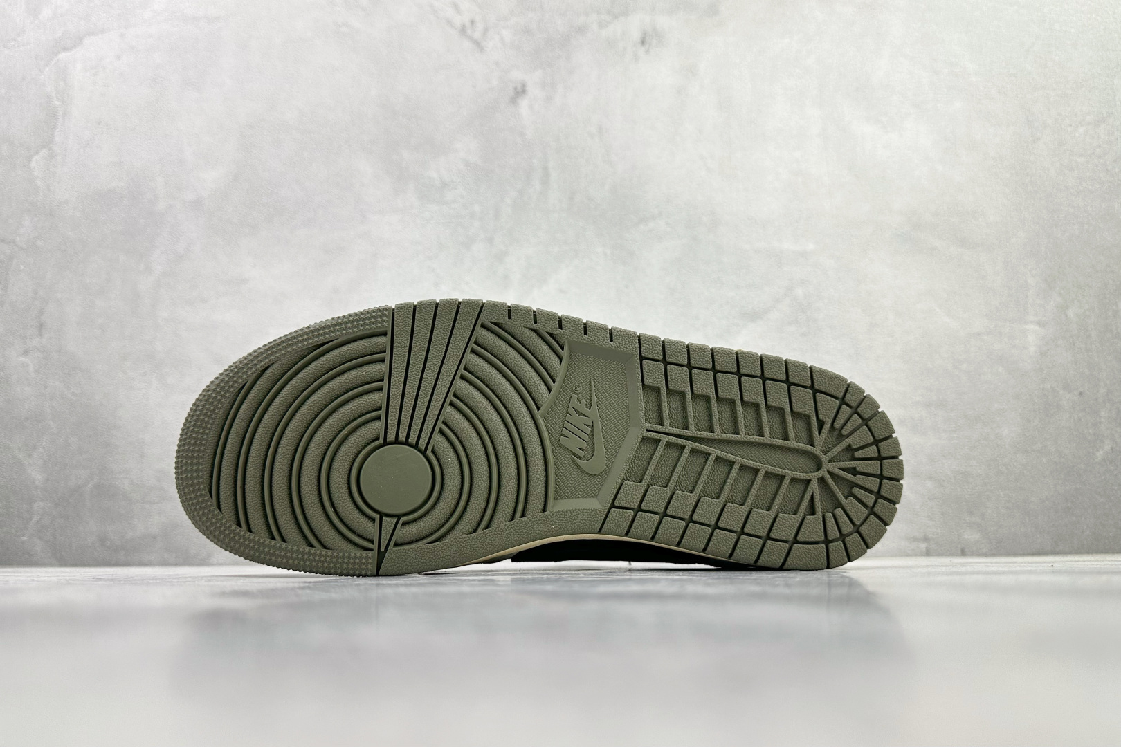 260 Travis Scott x Jordan Air Jordan 1 倒钩 5.0 Low ”Medium Olive” 黑绿橄榄 DZ4137-106