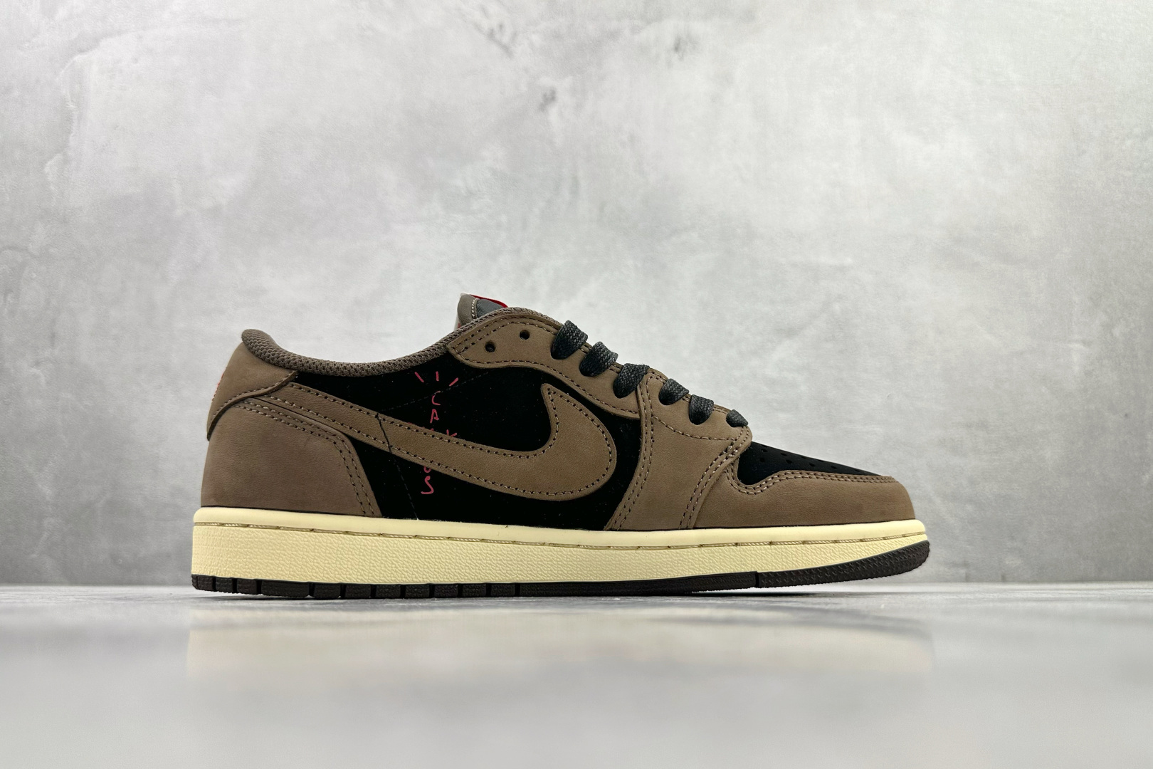 260 Travis Scott x Jordan Air Jordan 1 Low TS SP 倒钩1.0初代 联名款 深棕 CQ4277-001-Chinese UA Cheap High Quatity Brand Clothes Bags handbags Sneakers wholesale wholesaler seller from China Factory suppliers Fashion Clothing Shoes best Quality Beautiful Price 260 Travis Scott x Jordan Air Jordan 1 Low TS SP 倒钩1.0初代 联名款 深棕 CQ4277-001
