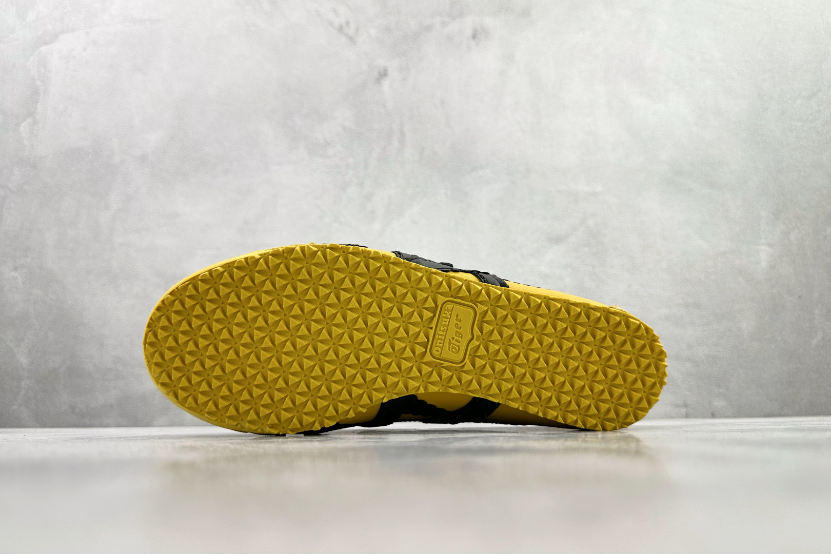 渠道特供 Onitsuka Tiger鬼塚虎 MEXICO 66 TGRS 黄黑色 1182A678-750
