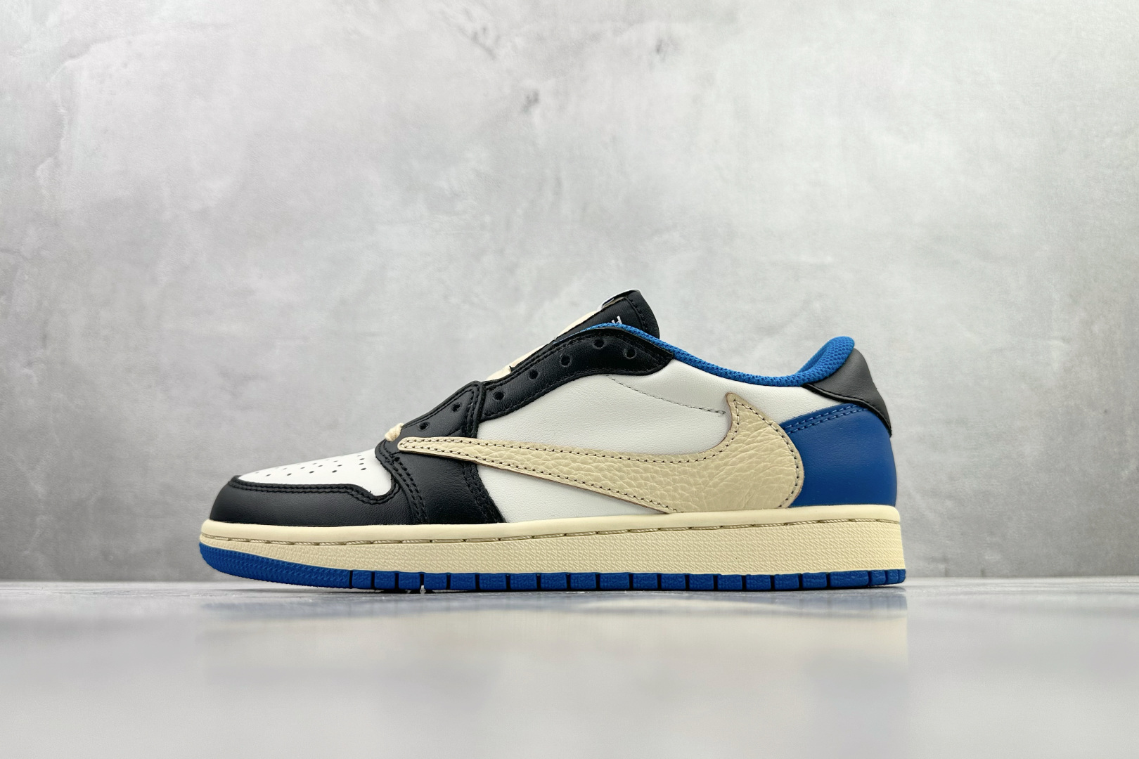 260 Travis Scott x Fragment Design x Jordan Air Jordan 1 OG款 Low SP 倒钩2.0 三方联名闪电 白蓝黑 DM7866-140-Chinese UA Cheap High Quatity Brand Clothes Bags handbags Sneakers wholesale wholesaler seller from China Factory suppliers Fashion Clothing Shoes best Quality Beautiful Price 260 Travis Scott x Fragment Design x Jordan Air Jordan 1 OG款 Low SP 倒钩2.0 三方联名闪电 白蓝黑 DM7866-140