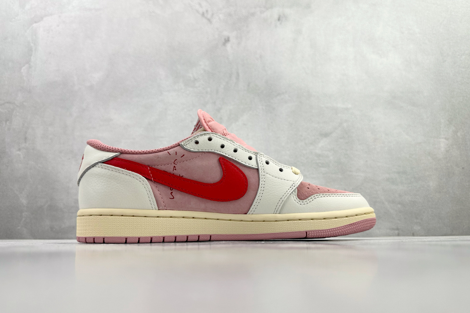 Travis Scott x Jordan Air Jordan 1 Low 倒钩 粉白 DM7866-100