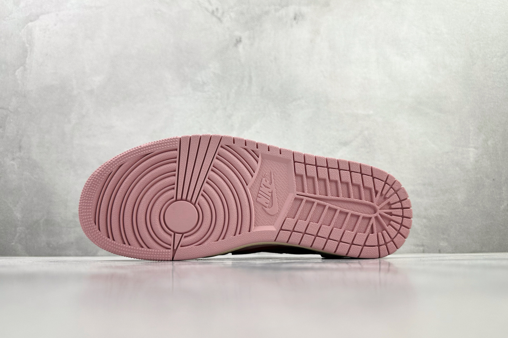 Travis Scott x Jordan Air Jordan 1 Low 倒钩 粉白 DM7866-100