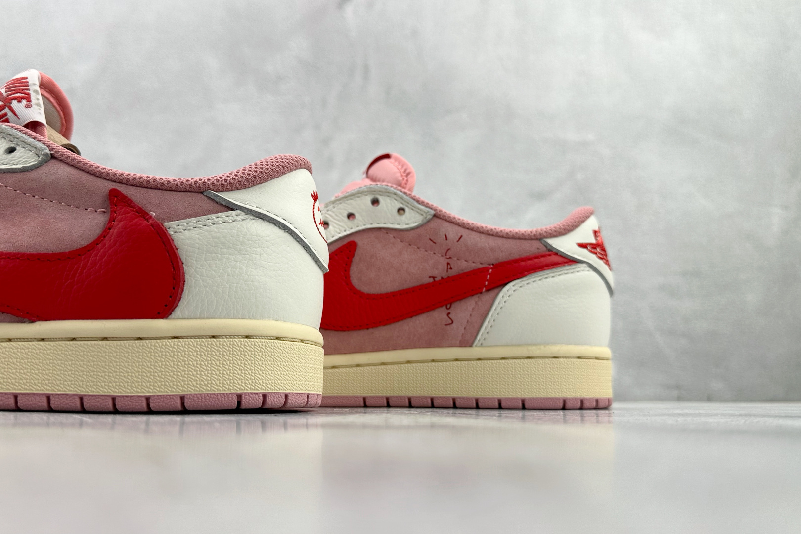 Travis Scott x Jordan Air Jordan 1 Low 倒钩 粉白 DM7866-100