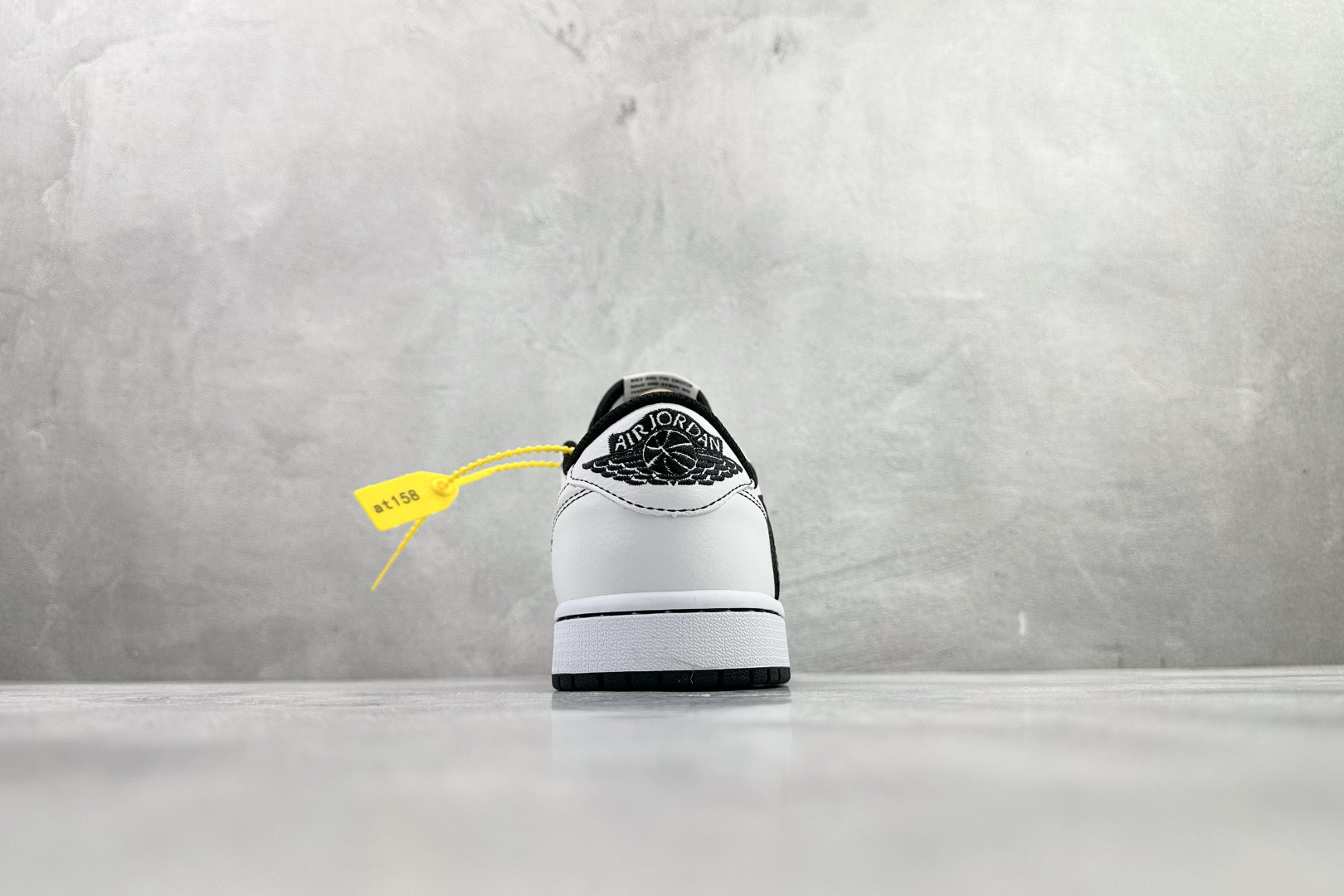 260 Travis Scott x Jordan Air Jordan 1 白黑倒钩 XZ6666-002-Chinese UA Cheap High Quatity Brand Clothes Bags handbags Sneakers wholesale wholesaler seller from China Factory suppliers Fashion Clothing Shoes best Quality Beautiful Price 260 Travis Scott x Jordan Air Jordan 1 白黑倒钩 XZ6666-002