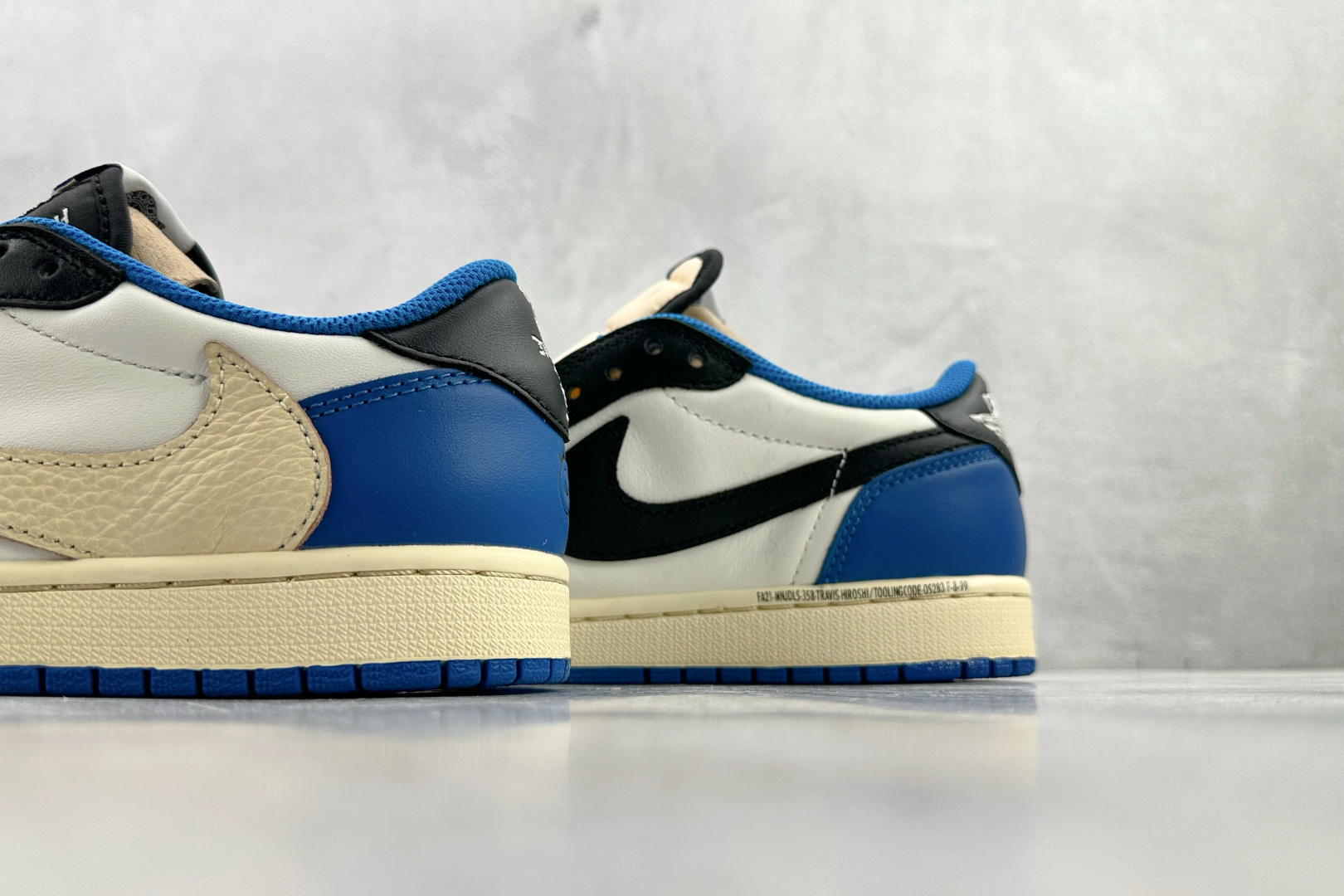 260 Travis Scott x Fragment Design x Jordan Air Jordan 1 OG款 Low SP 倒钩2.0 三方联名闪电 白蓝黑 DM7866-140-Chinese UA Cheap High Quatity Brand Clothes Bags handbags Sneakers wholesale wholesaler seller from China Factory suppliers Fashion Clothing Shoes best Quality Beautiful Price 260 Travis Scott x Fragment Design x Jordan Air Jordan 1 OG款 Low SP 倒钩2.0 三方联名闪电 白蓝黑 DM7866-140