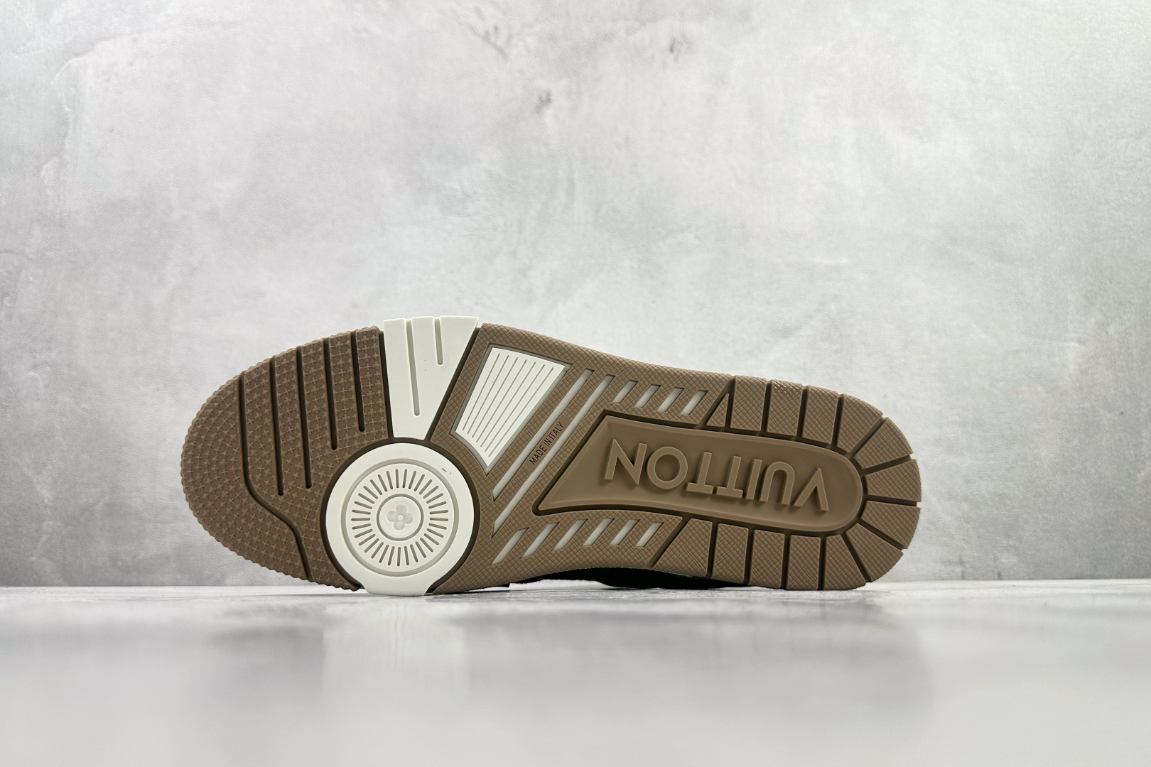顶级代购品质独立私人订单 LOUIS VUITTON Trainer米棕色 1AJAGZ-Top High Quatity Cheap Sneakers Fashion Clothing Clothes Bags handbags Shoes of all Brand wholesale With The best Quality And Beautiful Price from China Factory Chinese suppliers wholesaler seller 顶级代购品质独立私人订单 LOUIS VUITTON Trainer米棕色 1AJAGZ