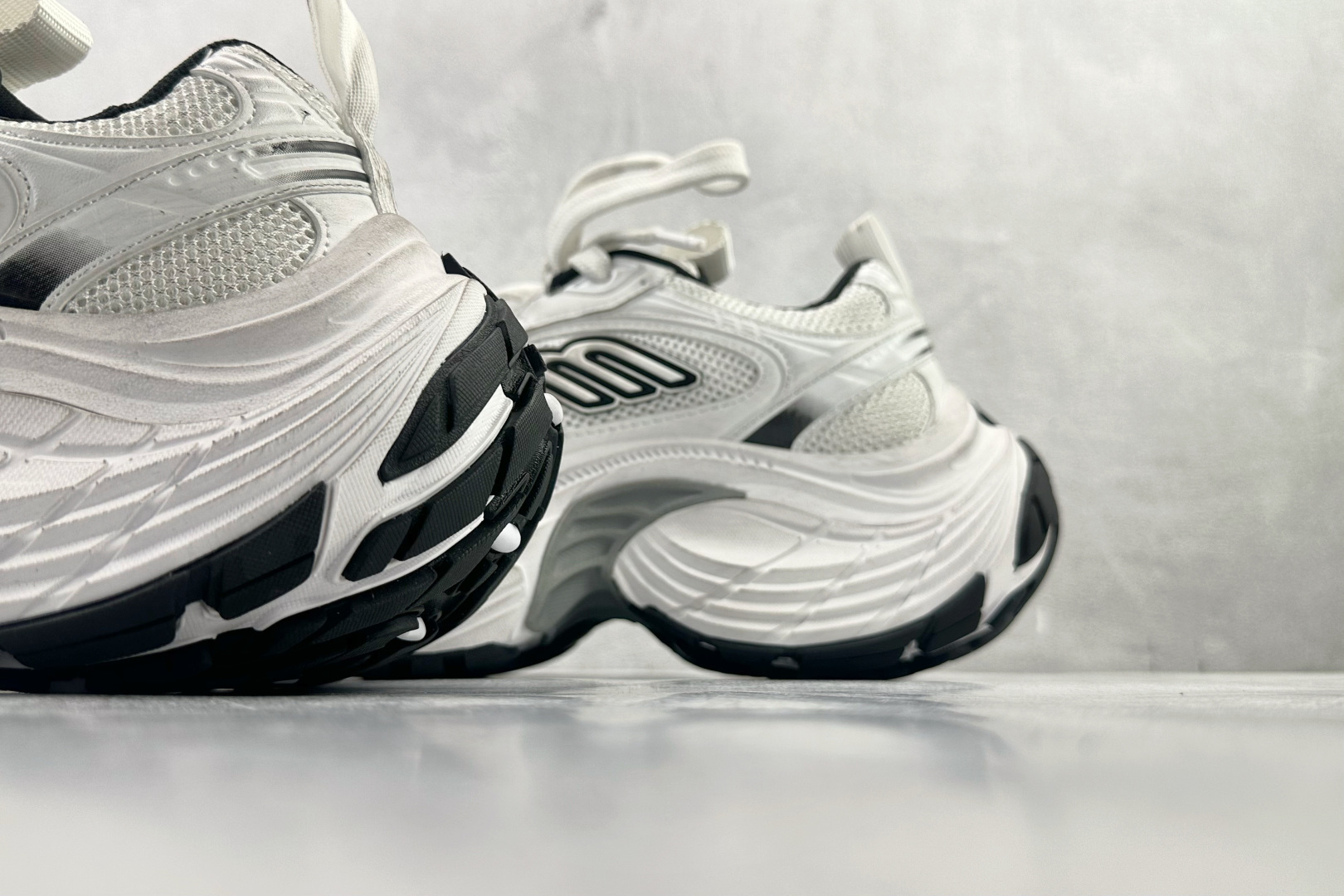 最新外贸批次 Balenciaga巴黎世家 6XL 白黑带扣 815853W6XHW-Top High Quatity Cheap Sneakers Fashion Clothing Clothes Bags handbags Shoes of all Brand wholesale With The best Quality And Beautiful Price from China Factory Chinese suppliers wholesaler seller 最新外贸批次 Balenciaga巴黎世家 6XL 白黑带扣 815853W6XHW