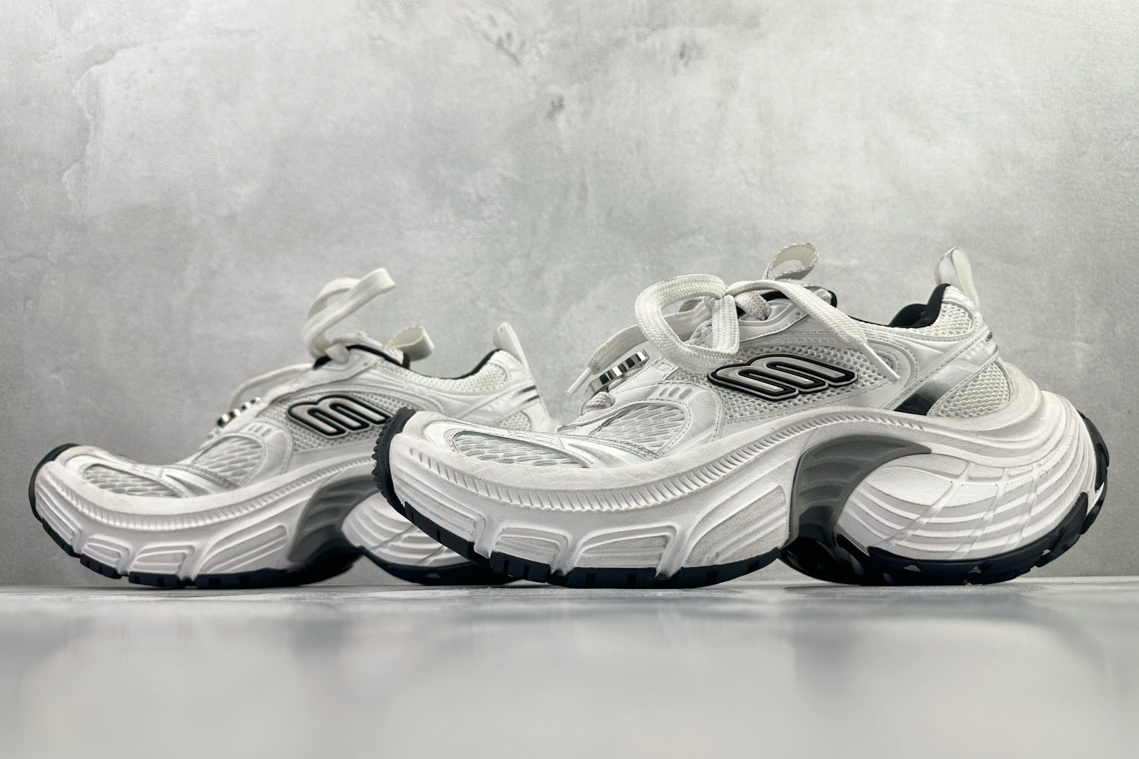 最新外贸批次 Balenciaga巴黎世家 6XL 白黑带扣 815853W6XHW-Top High Quatity Cheap Sneakers Fashion Clothing Clothes Bags handbags Shoes of all Brand wholesale With The best Quality And Beautiful Price from China Factory Chinese suppliers wholesaler seller 最新外贸批次 Balenciaga巴黎世家 6XL 白黑带扣 815853W6XHW