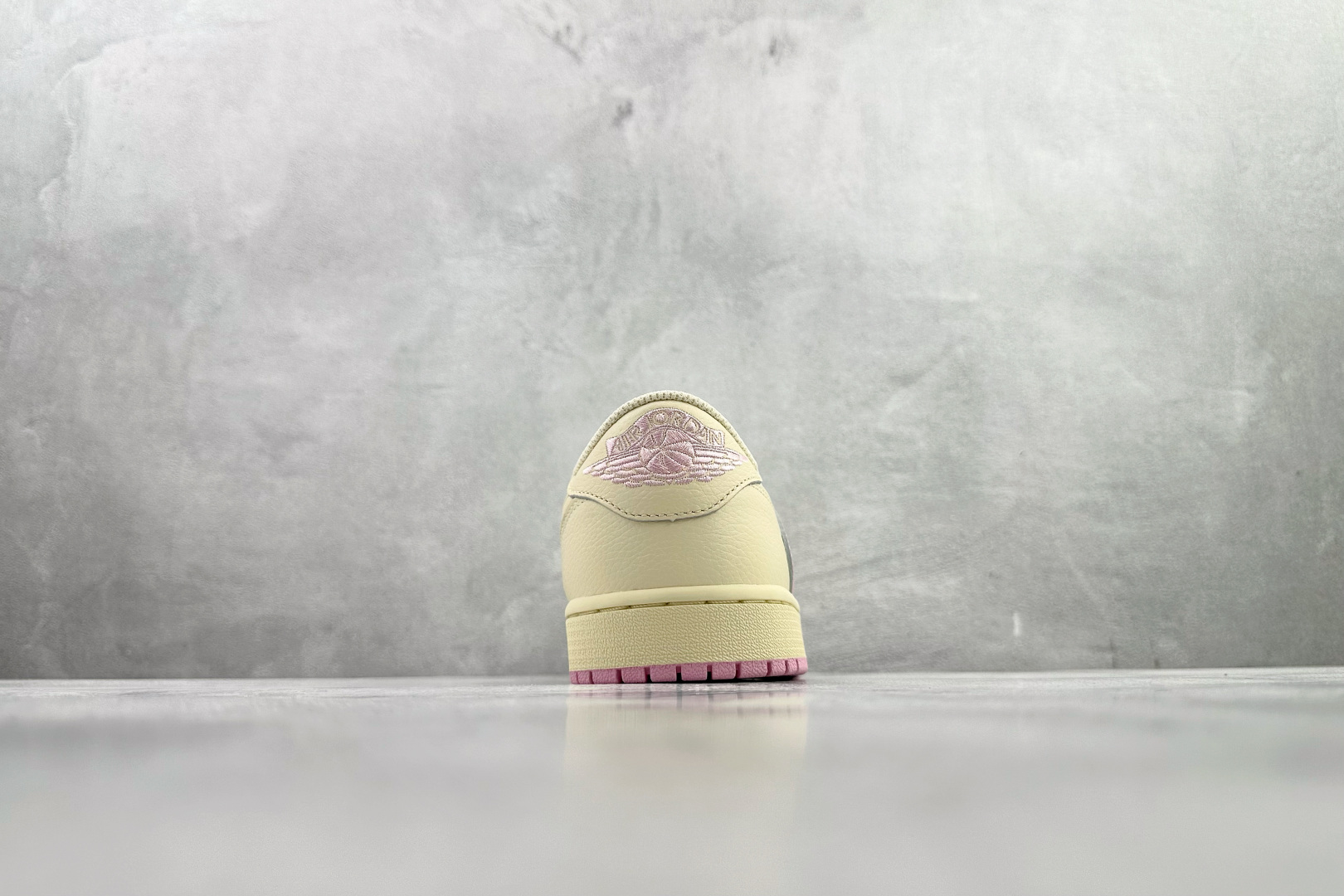 外贸指定认可版本 Travis Scott x Jordan Air Jordan 1 倒钩 柔粉色 IQ7604-100-Top High Quatity Cheap Sneakers Fashion Clothing Clothes Bags handbags Shoes of all Brand wholesale With The best Quality And Beautiful Price from China Factory Chinese suppliers wholesaler seller 外贸指定认可版本 Travis Scott x Jordan Air Jordan 1 倒钩 柔粉色 IQ7604-100