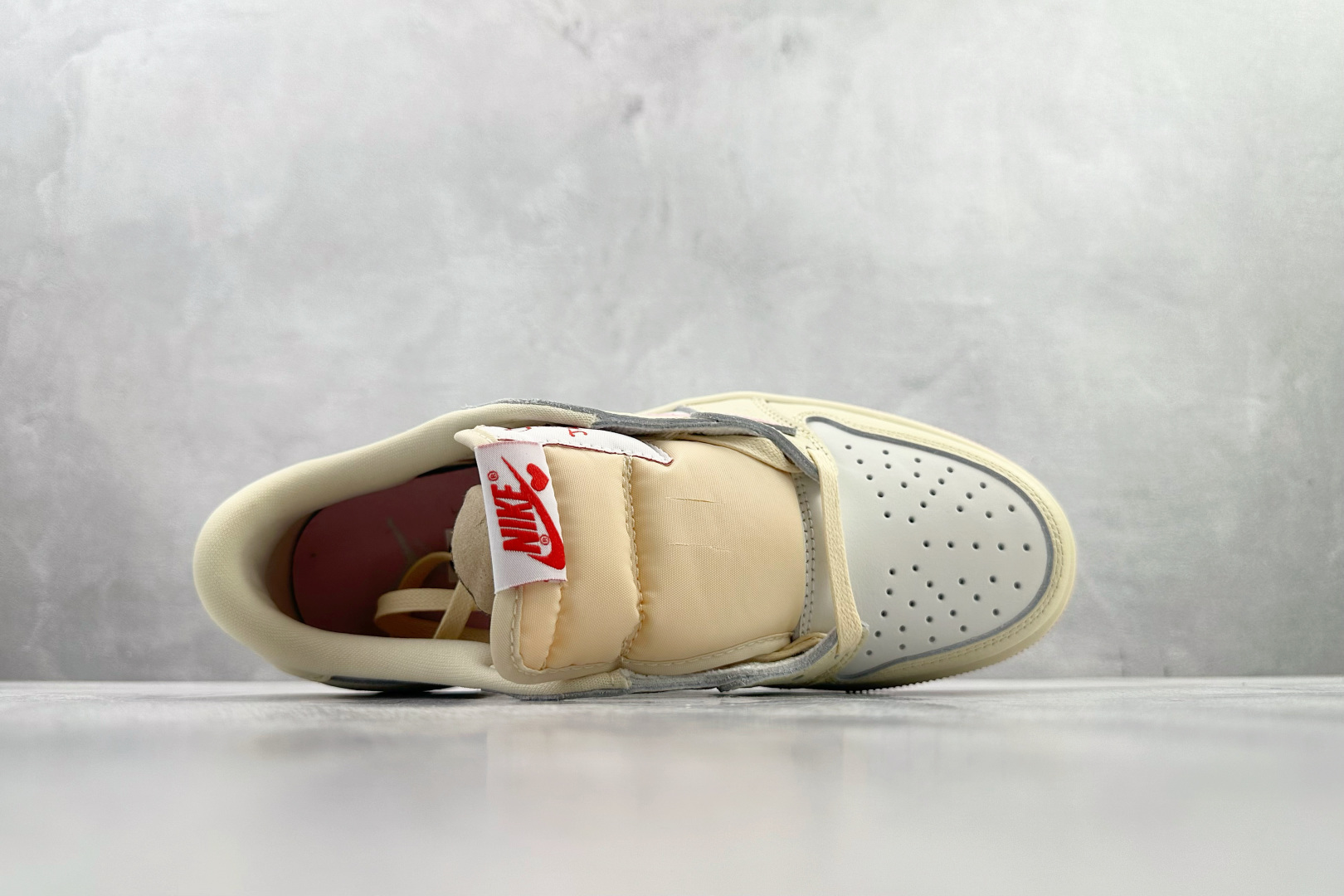 260 Travis Scott x Jordan Air Jordan 1 倒钩 柔粉色 IQ7604-100