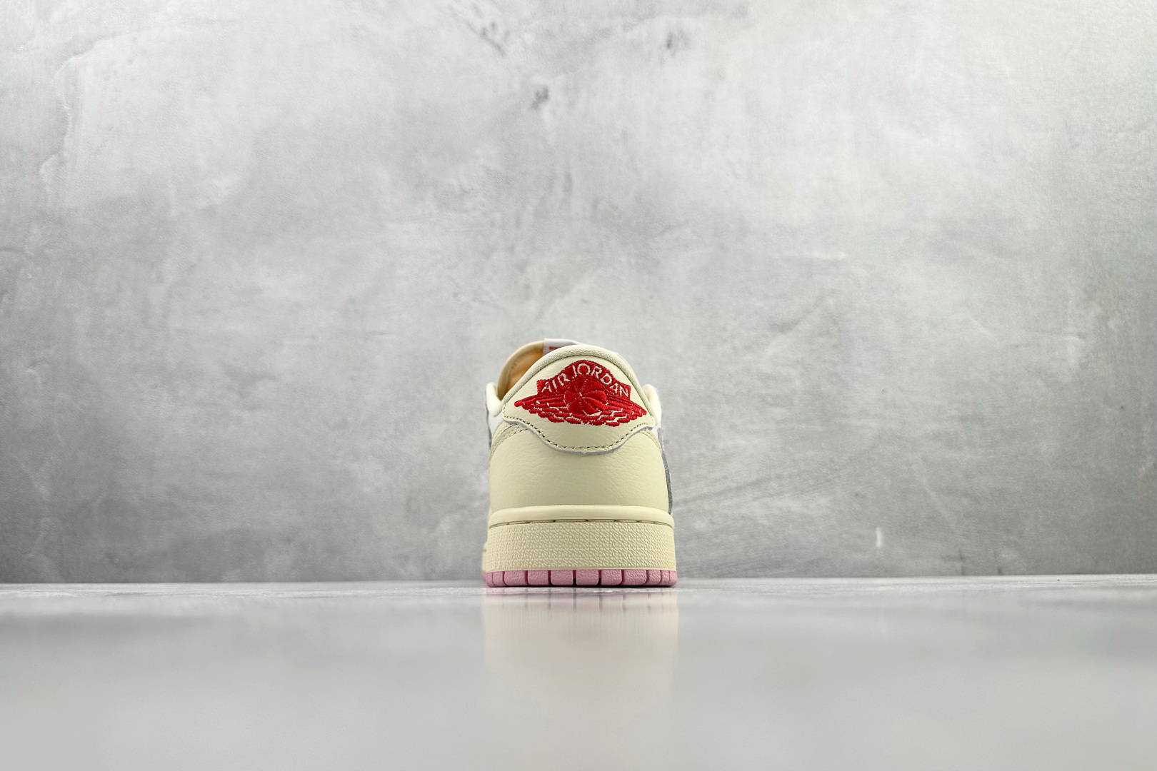 260 Travis Scott x Jordan Air Jordan 1 倒钩 柔粉色 IQ7604-100