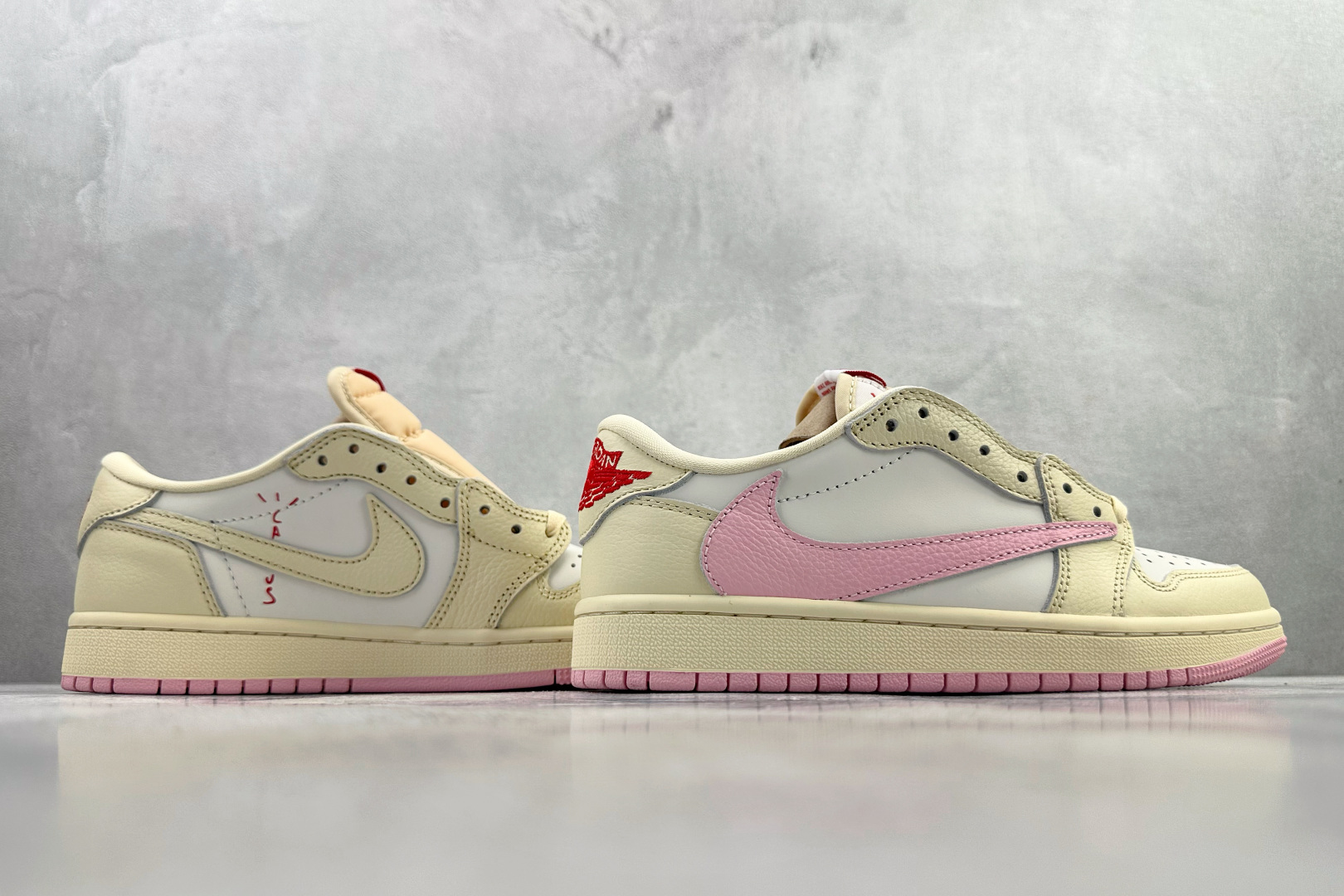 260 Travis Scott x Jordan Air Jordan 1 倒钩 柔粉色 IQ7604-100