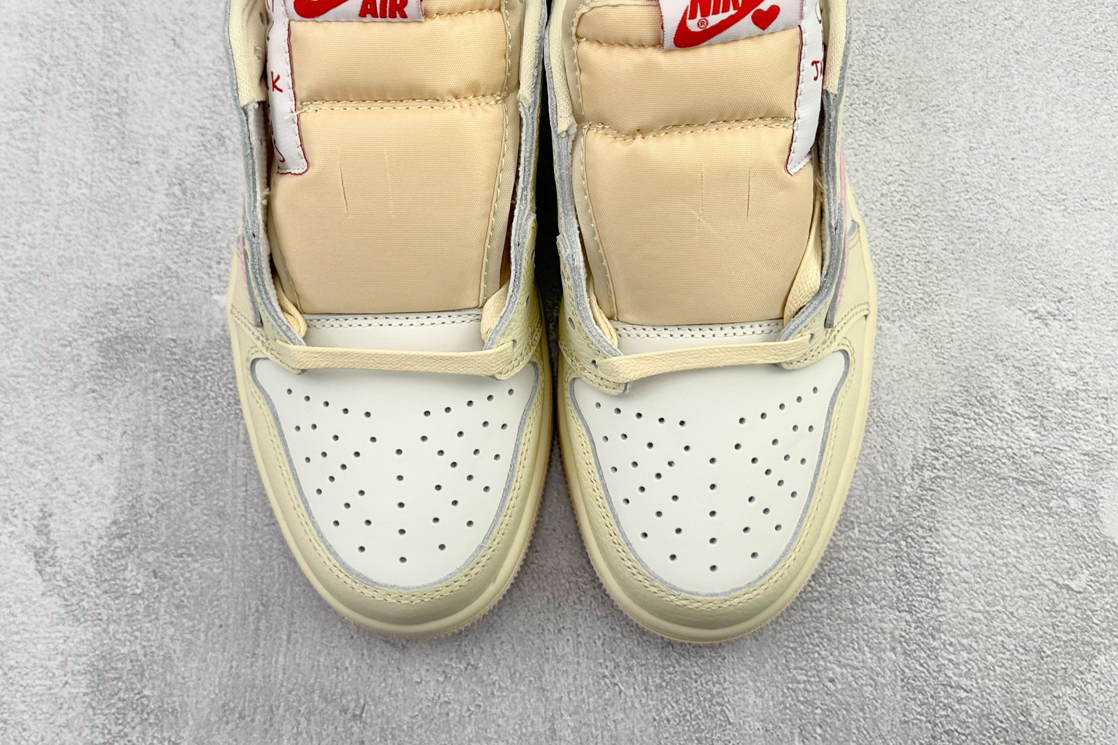260 Travis Scott x Jordan Air Jordan 1 倒钩 柔粉色 IQ7604-100