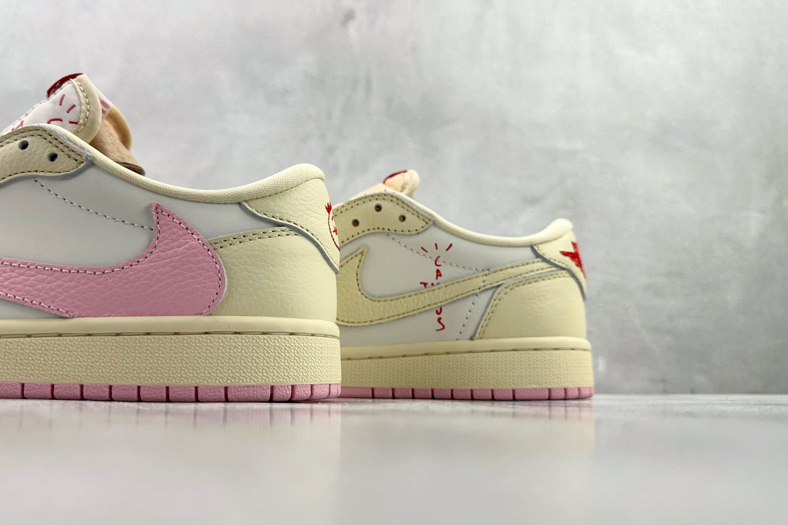 260 Travis Scott x Jordan Air Jordan 1 倒钩 柔粉色 IQ7604-100