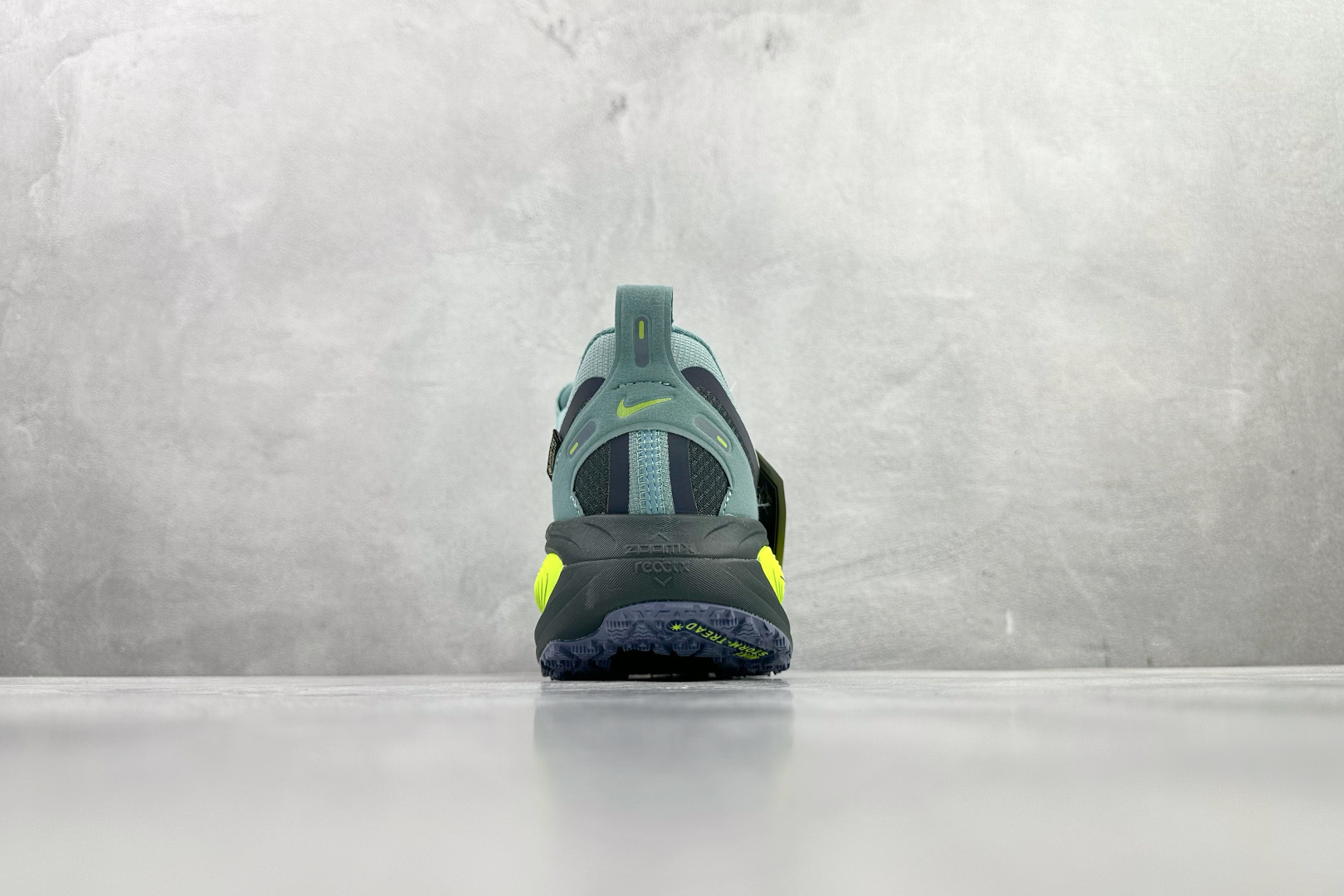 200 东南亚订单 Nike Vomero 18 GORE-TEX 海藻绿 HQ7001-300