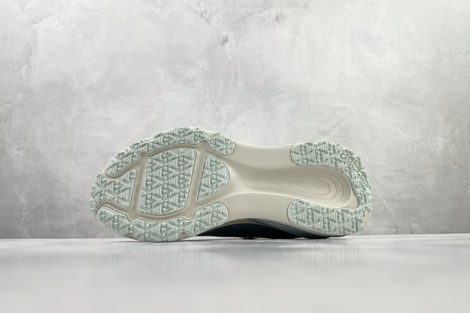 东南亚订单 Nike Vomero 18 GORE-TEX 浅灰色 HQ7001-003