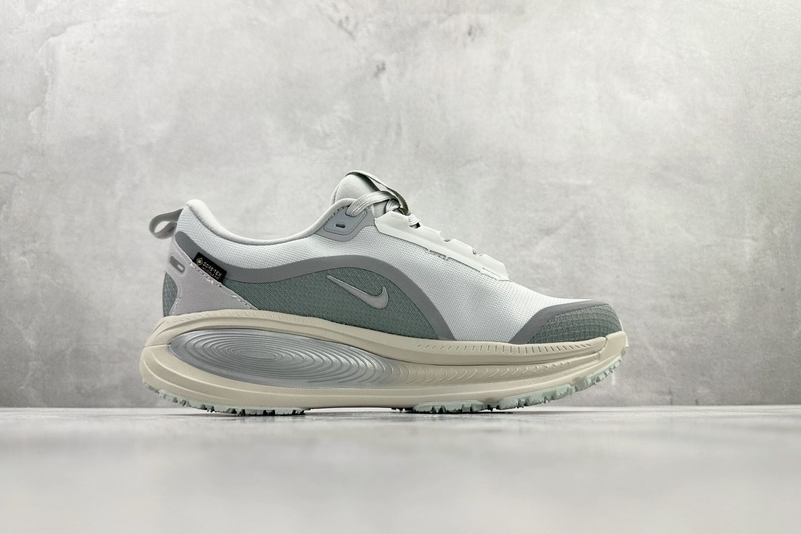 东南亚订单 Nike Vomero 18 GORE-TEX 浅灰色 HQ7001-003