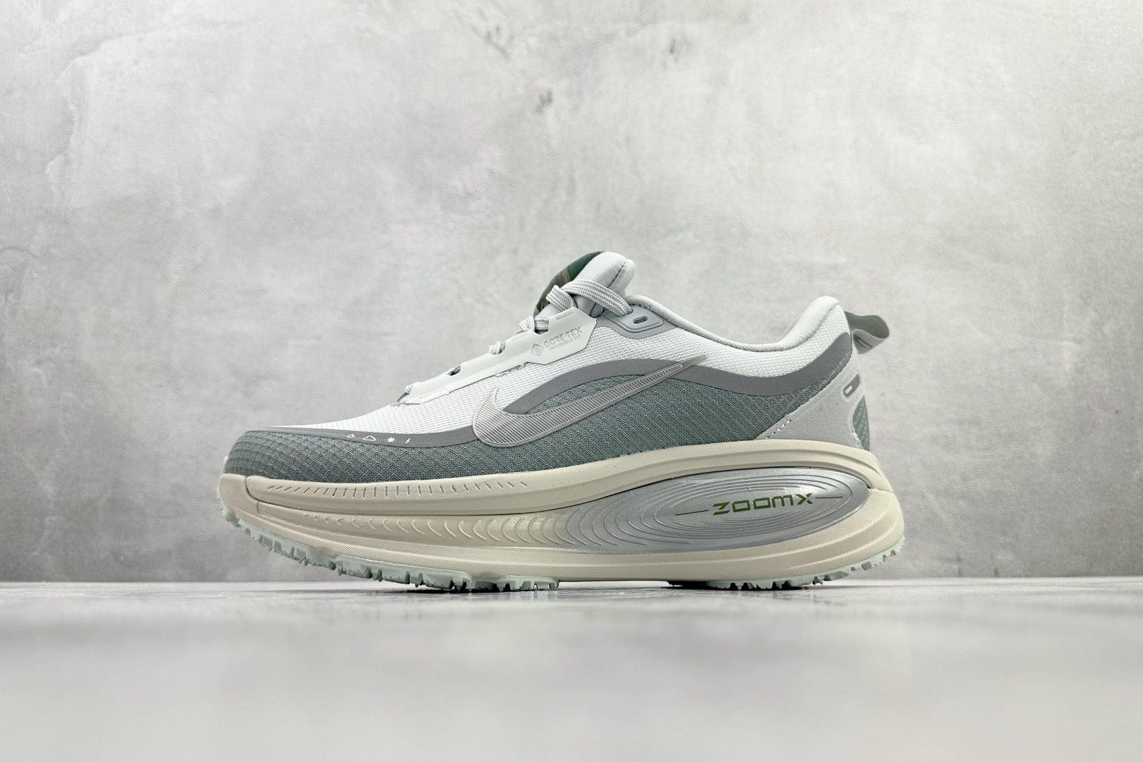 东南亚订单 Nike Vomero 18 GORE-TEX 浅灰色 HQ7001-003