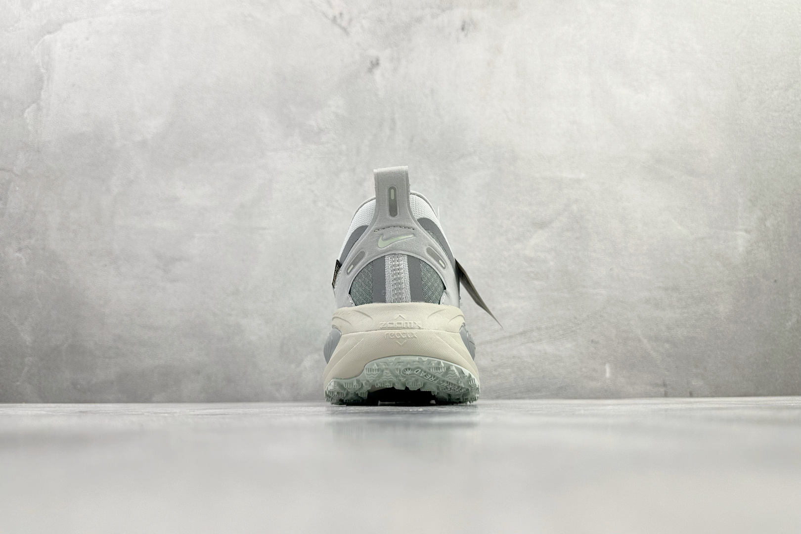 东南亚订单 Nike Vomero 18 GORE-TEX 浅灰色 HQ7001-003