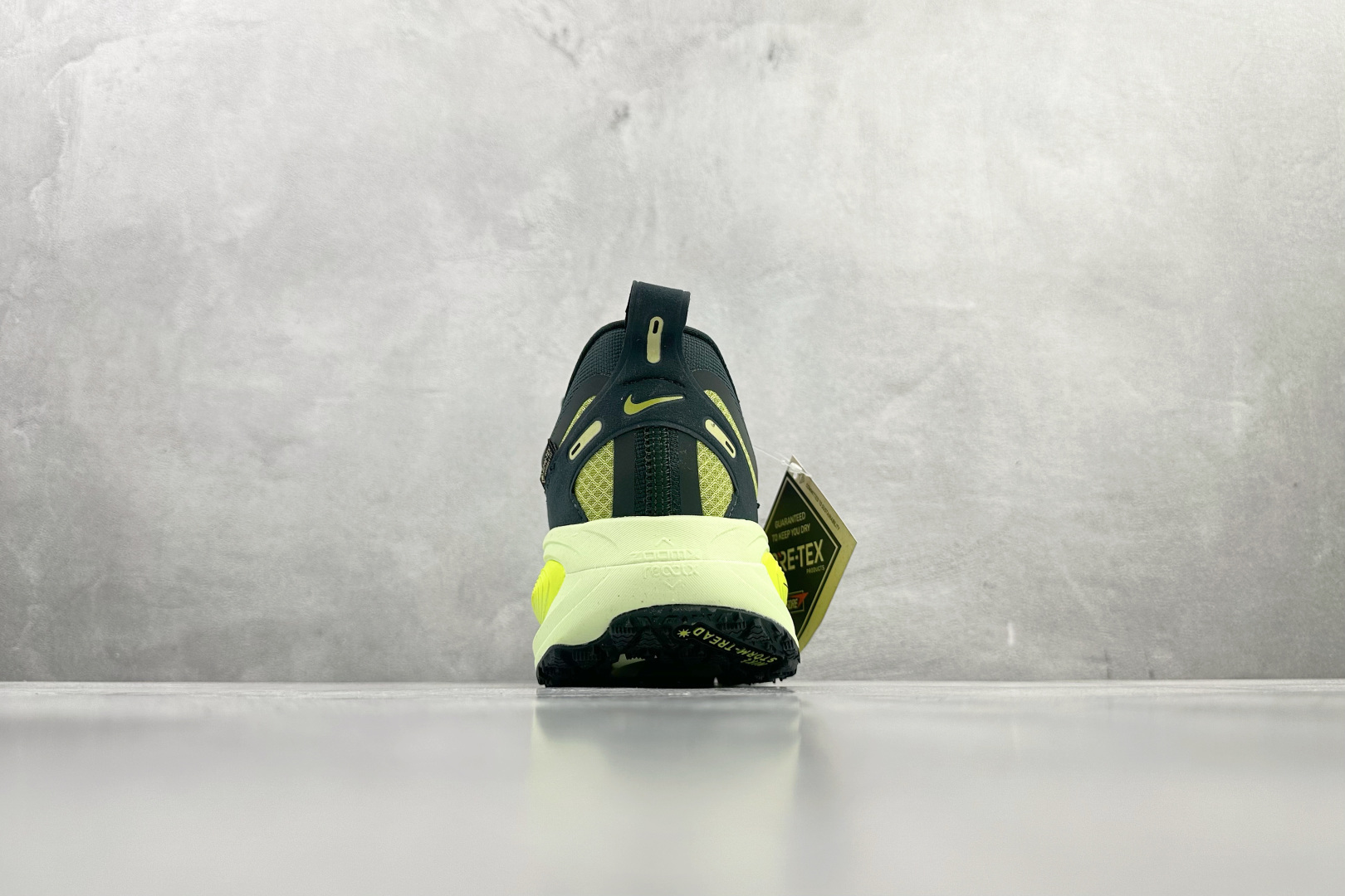 东南亚订单 Nike Vomero 18 GORE-TEX 浅绿 HQ7002-300 东南亚订单 Nike Vomero 18 GORE-TEX 浅绿 HQ7002-300