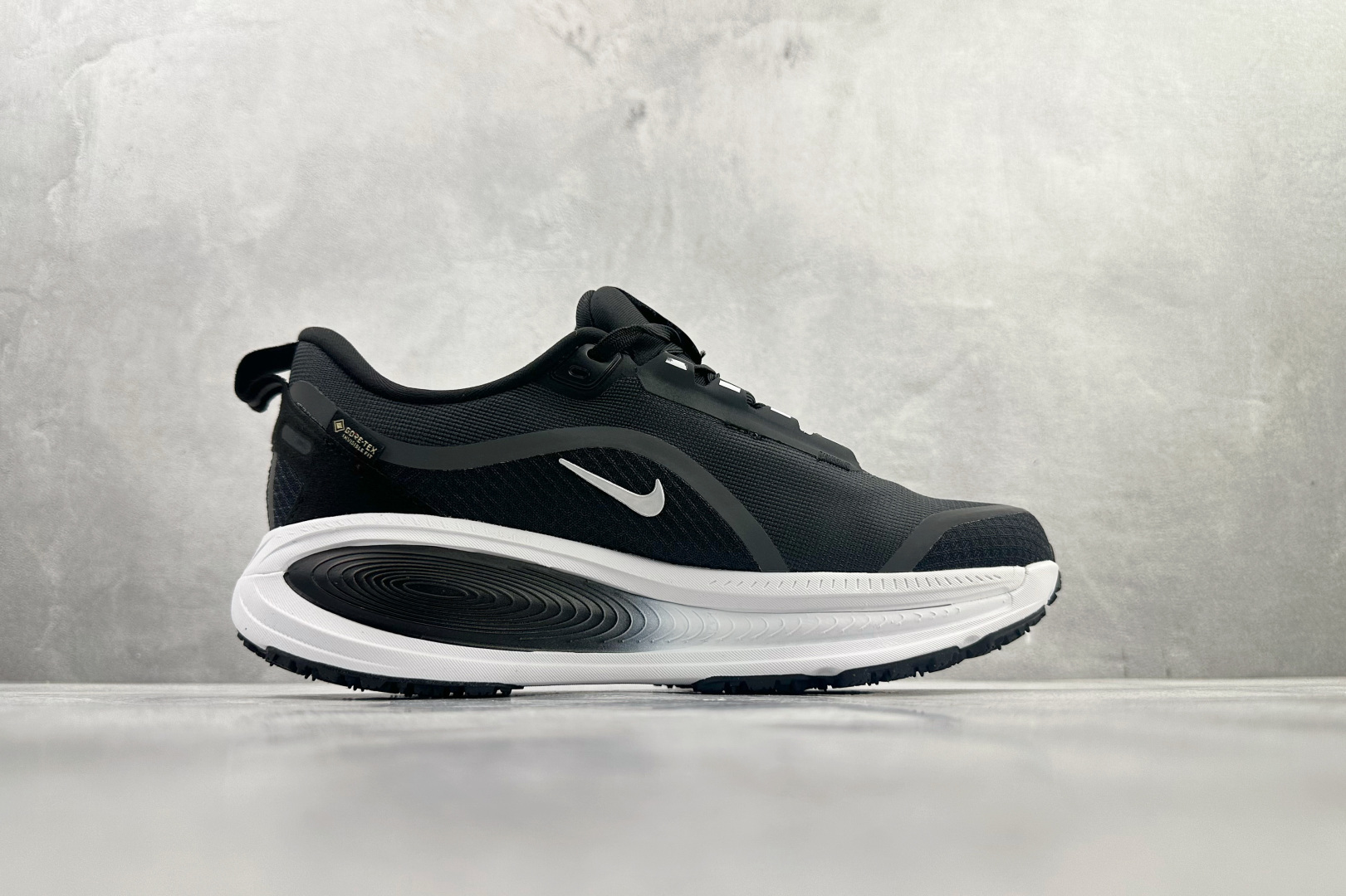 东南亚订单 Nike Vomero 18 GORE-TEX 黑白 HQ7001-002-Top High Quatity Cheap Sneakers Fashion Clothing Clothes Bags handbags Shoes of all Brand wholesale With The best Quality And Beautiful Price from China Factory Chinese suppliers wholesaler seller 东南亚订单 Nike Vomero 18 GORE-TEX 黑白 HQ7001-002