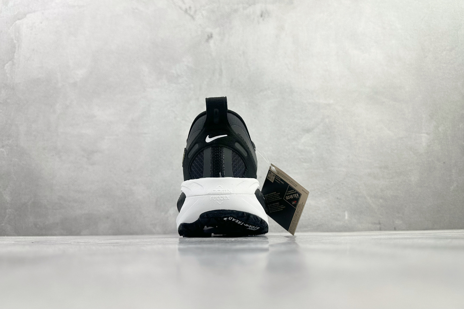 东南亚订单 Nike Vomero 18 GORE-TEX 黑白 HQ7001-002-Top High Quatity Cheap Sneakers Fashion Clothing Clothes Bags handbags Shoes of all Brand wholesale With The best Quality And Beautiful Price from China Factory Chinese suppliers wholesaler seller 东南亚订单 Nike Vomero 18 GORE-TEX 黑白 HQ7001-002
