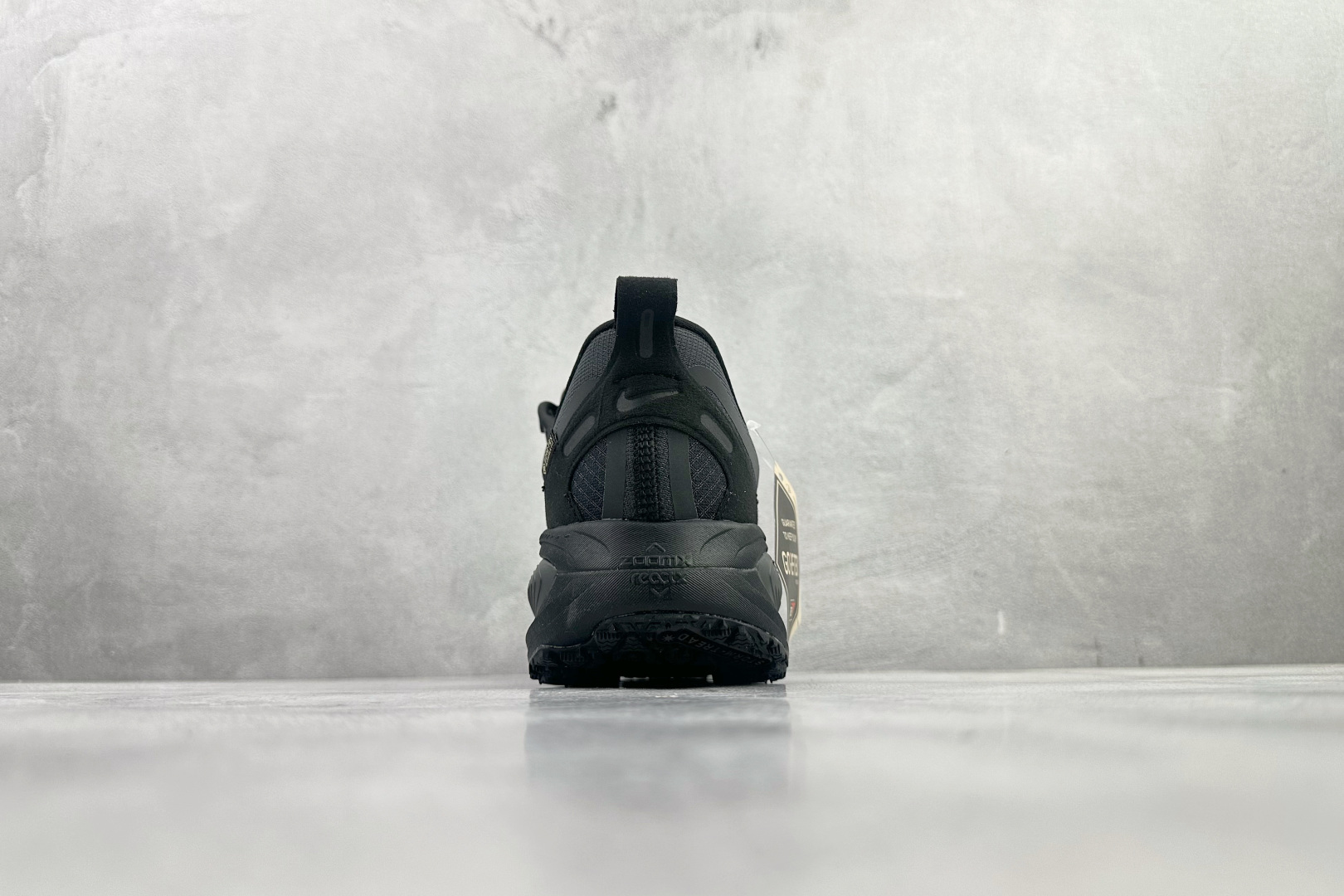 东南亚订单 Nike Vomero 18 GORE-TEX 黑色 HQ7001-001-Top High Quatity Cheap Sneakers Fashion Clothing Clothes Bags handbags Shoes of all Brand wholesale With The best Quality And Beautiful Price from China Factory Chinese suppliers wholesaler seller 东南亚订单 Nike Vomero 18 GORE-TEX 黑色 HQ7001-001