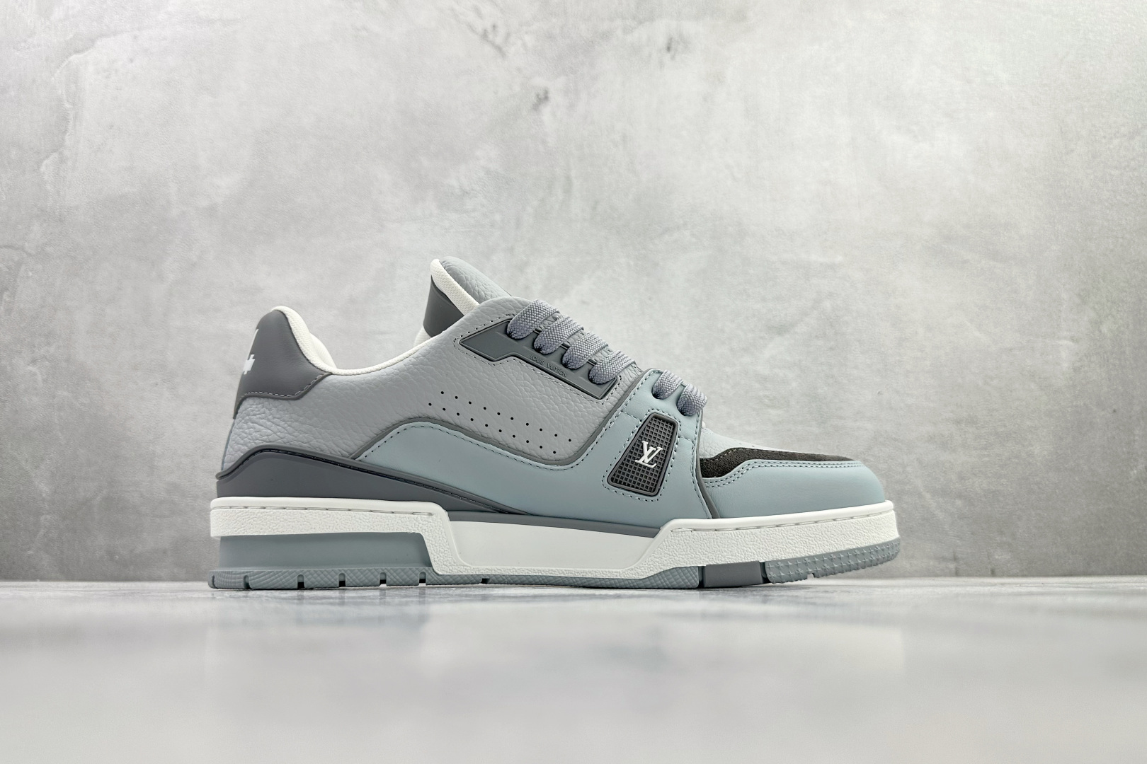 LOUIS VUITTON Trainer 灰色 1AJCYY-Top High Quatity Cheap Sneakers Fashion Clothing Clothes Bags handbags Shoes of all Brand wholesale With The best Quality And Beautiful Price from China Factory Chinese suppliers wholesaler seller LOUIS VUITTON Trainer 灰色 1AJCYY