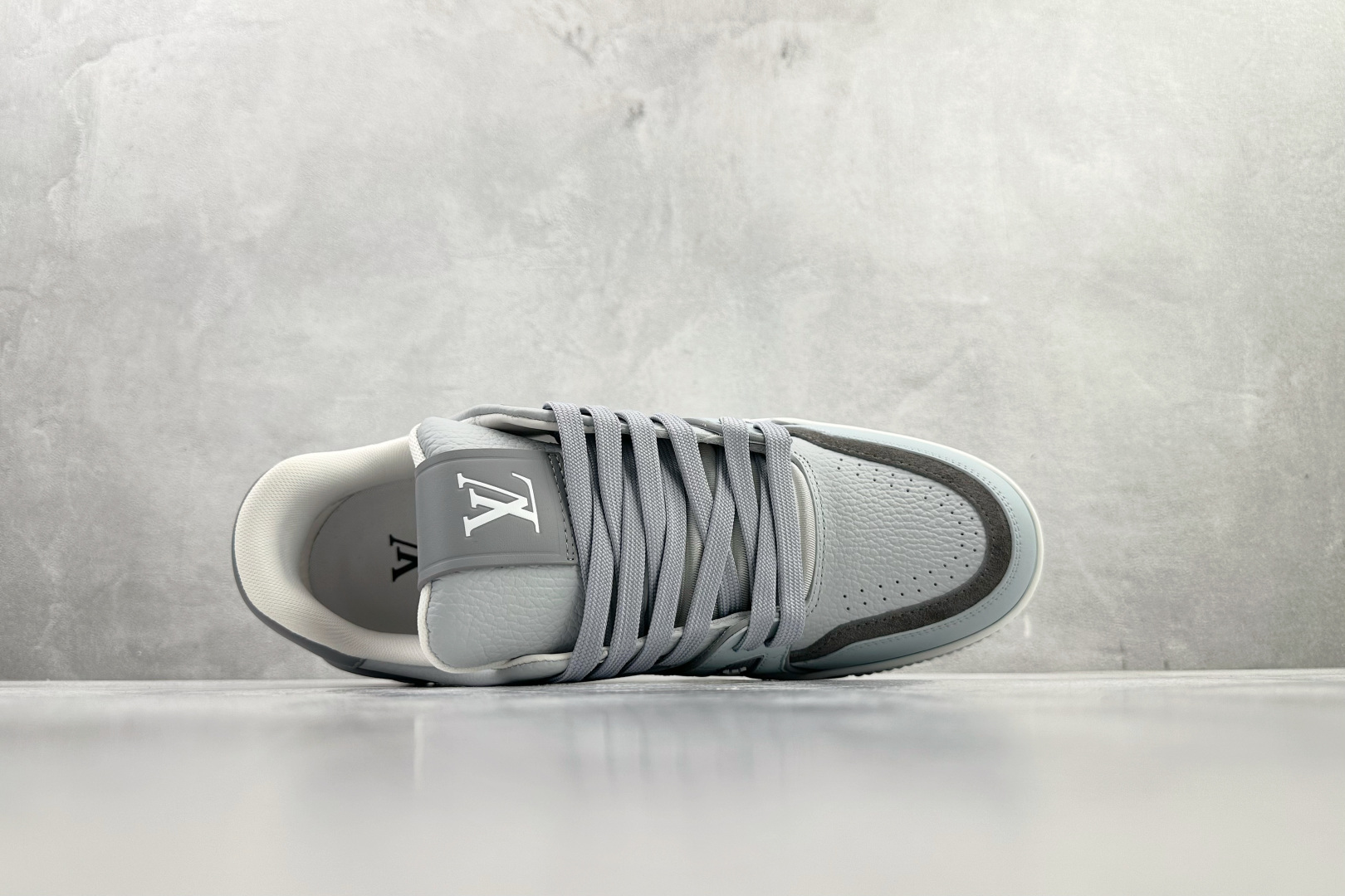 LOUIS VUITTON Trainer 灰色 1AJCYY-Top High Quatity Cheap Sneakers Fashion Clothing Clothes Bags handbags Shoes of all Brand wholesale With The best Quality And Beautiful Price from China Factory Chinese suppliers wholesaler seller LOUIS VUITTON Trainer 灰色 1AJCYY