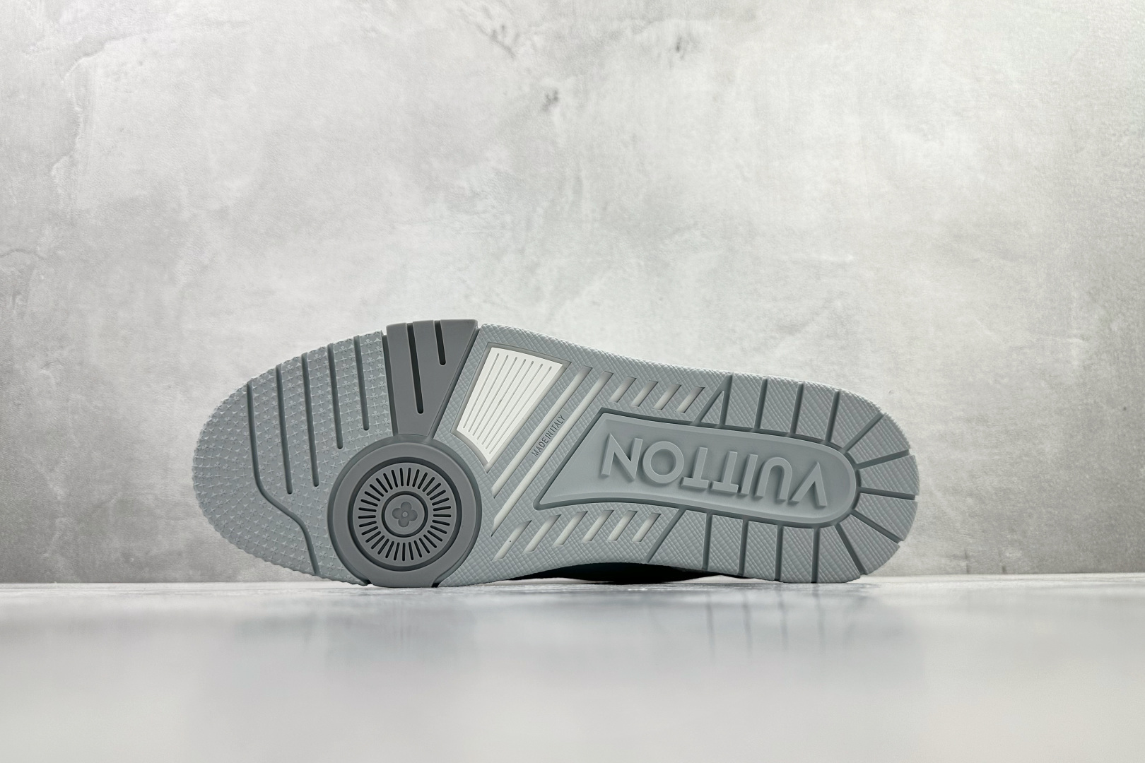 LOUIS VUITTON Trainer 灰色 1AJCYY-Top High Quatity Cheap Sneakers Fashion Clothing Clothes Bags handbags Shoes of all Brand wholesale With The best Quality And Beautiful Price from China Factory Chinese suppliers wholesaler seller LOUIS VUITTON Trainer 灰色 1AJCYY