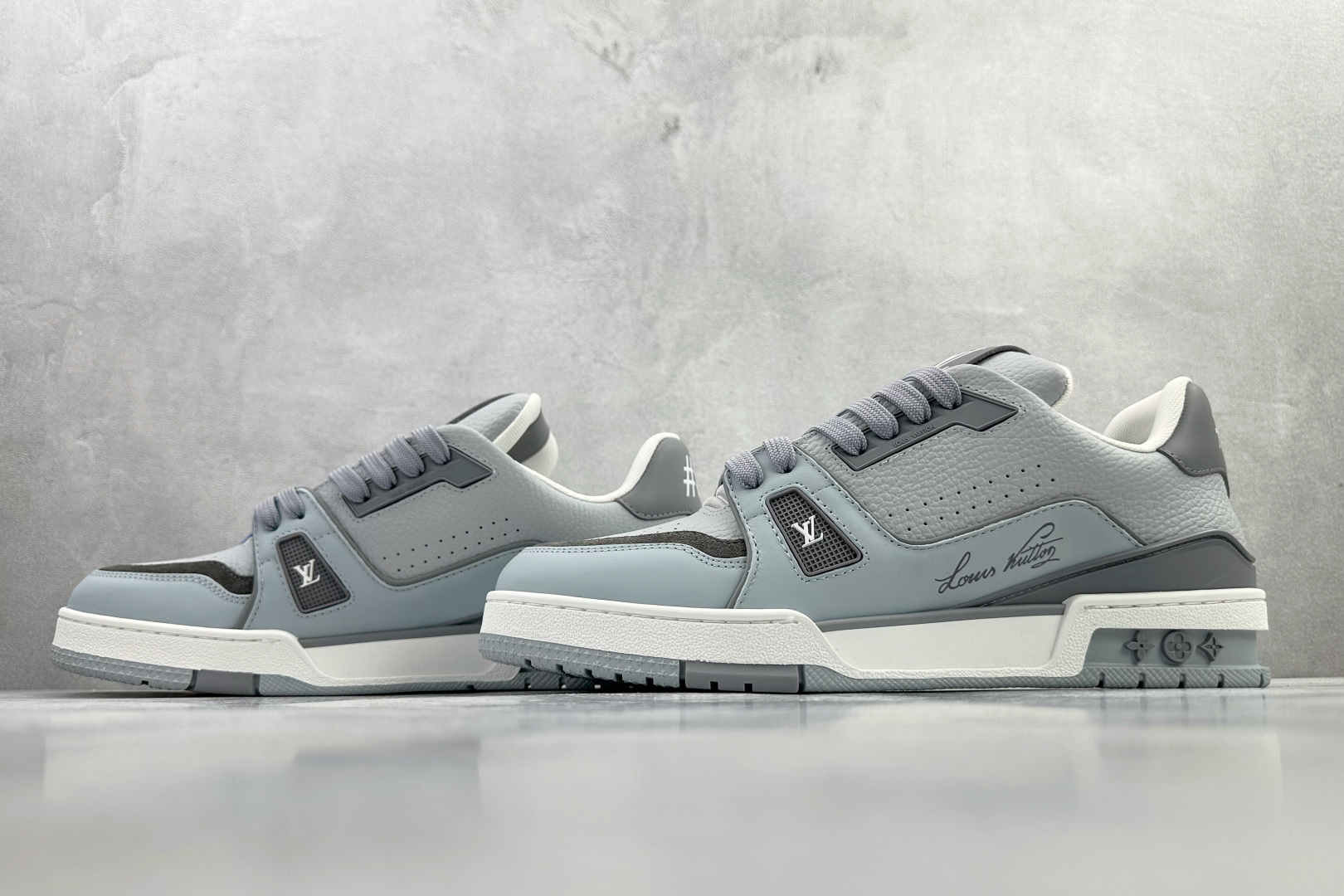 LOUIS VUITTON Trainer 灰色 1AJCYY-Top High Quatity Cheap Sneakers Fashion Clothing Clothes Bags handbags Shoes of all Brand wholesale With The best Quality And Beautiful Price from China Factory Chinese suppliers wholesaler seller LOUIS VUITTON Trainer 灰色 1AJCYY
