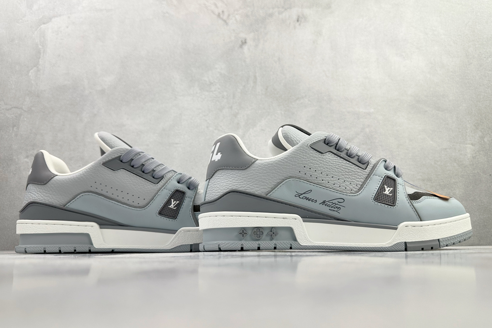 LOUIS VUITTON Trainer 灰色 1AJCYY-Top High Quatity Cheap Sneakers Fashion Clothing Clothes Bags handbags Shoes of all Brand wholesale With The best Quality And Beautiful Price from China Factory Chinese suppliers wholesaler seller LOUIS VUITTON Trainer 灰色 1AJCYY