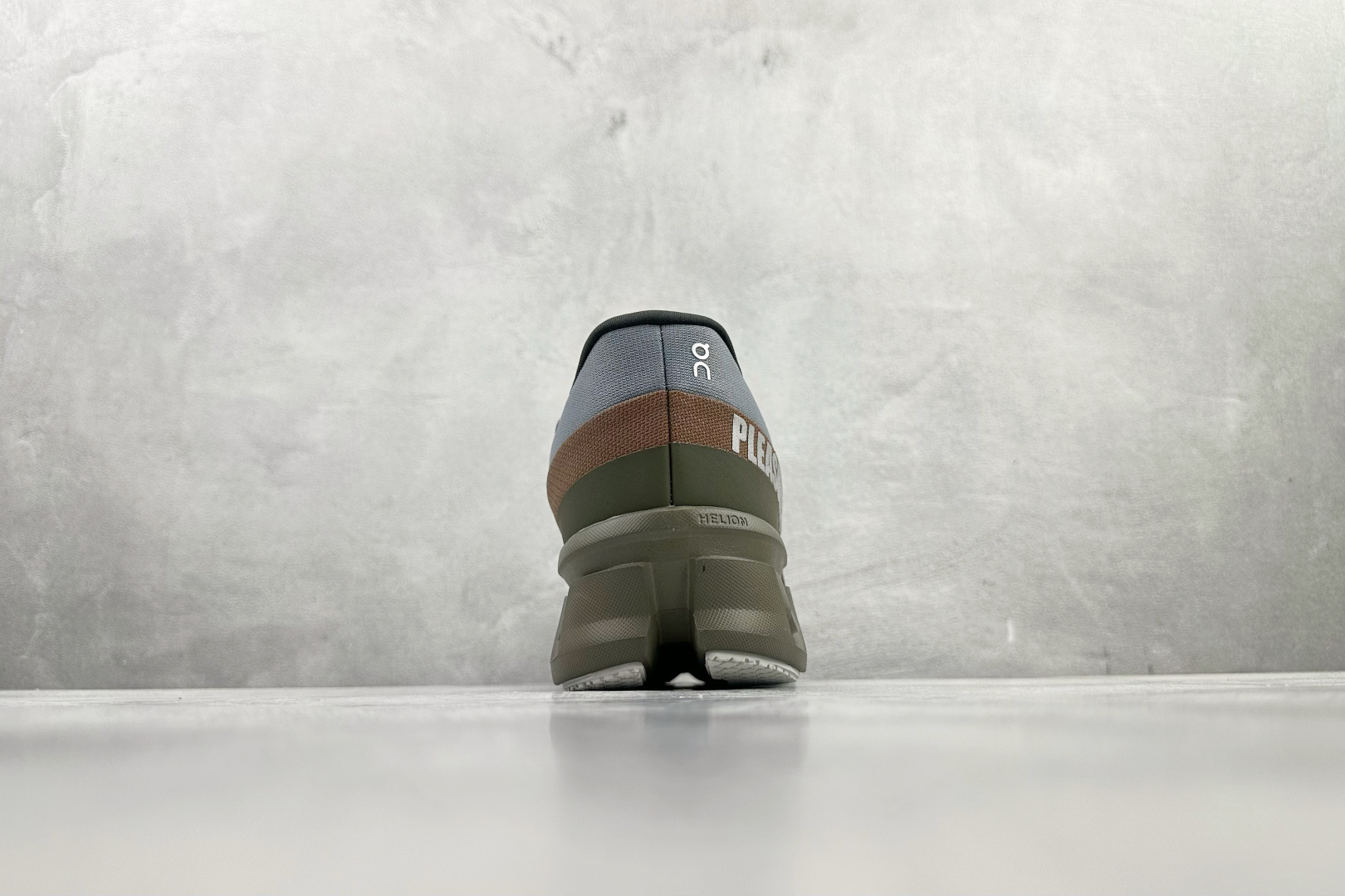 260 PLEASURES x The Loop x On Cloudmonster 2 灰色 3WF1039-Chinese UA Cheap High Quatity Brand Clothes Bags handbags Sneakers wholesale wholesaler seller from China Factory suppliers Fashion Clothing Shoes best Quality Beautiful Price 260 PLEASURES x The Loop x On Cloudmonster 2 灰色 3WF1039