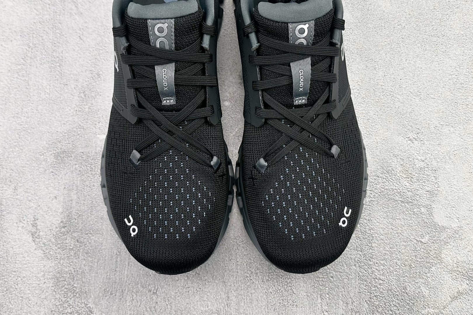 XC2.0 On Cloud X4 黑色货号：3ME尺码：36 36.5 37 38.5 39 40 4