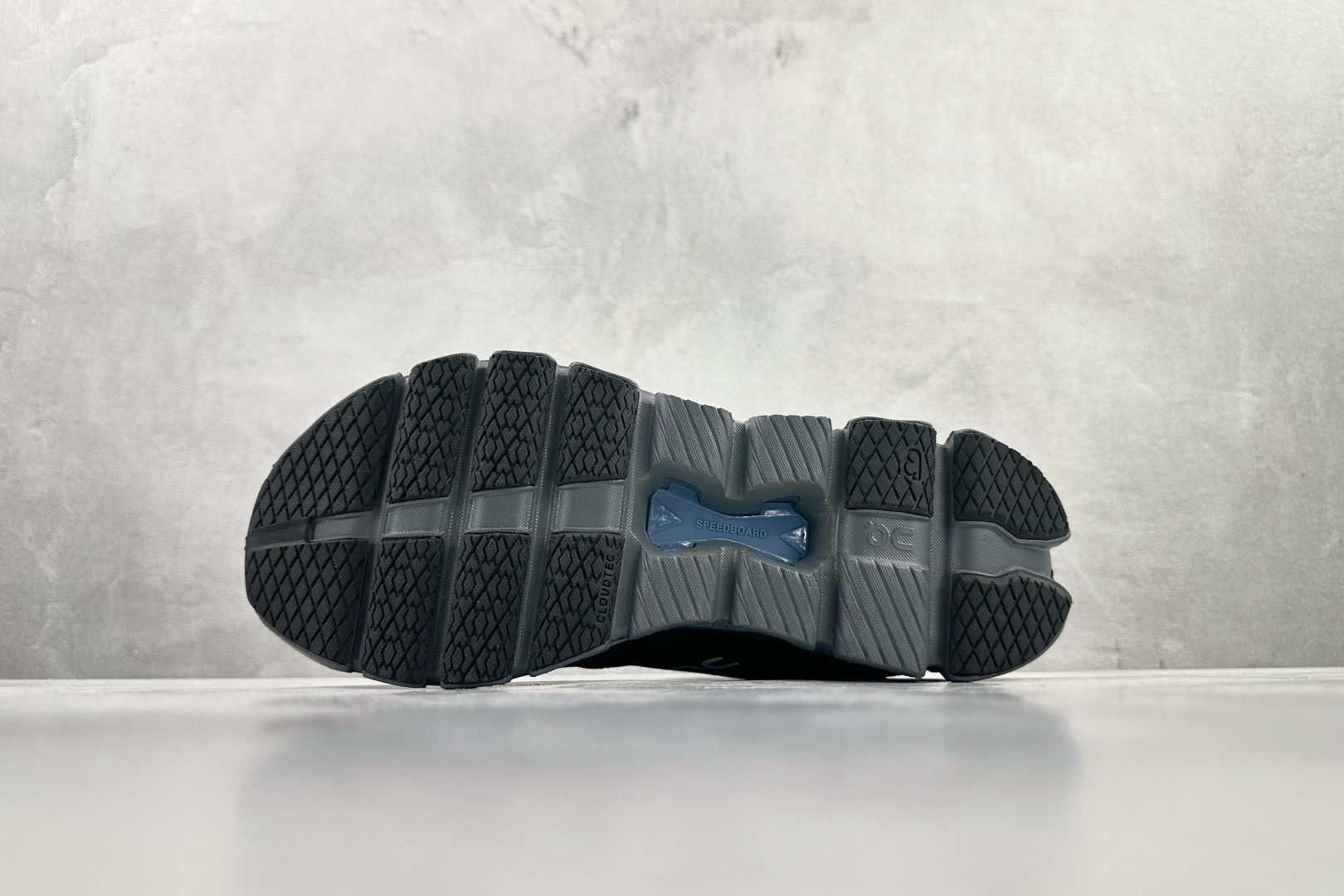 XC2.0 On Cloud X4 黑色货号：3ME尺码：36 36.5 37 38.5 39 40 4